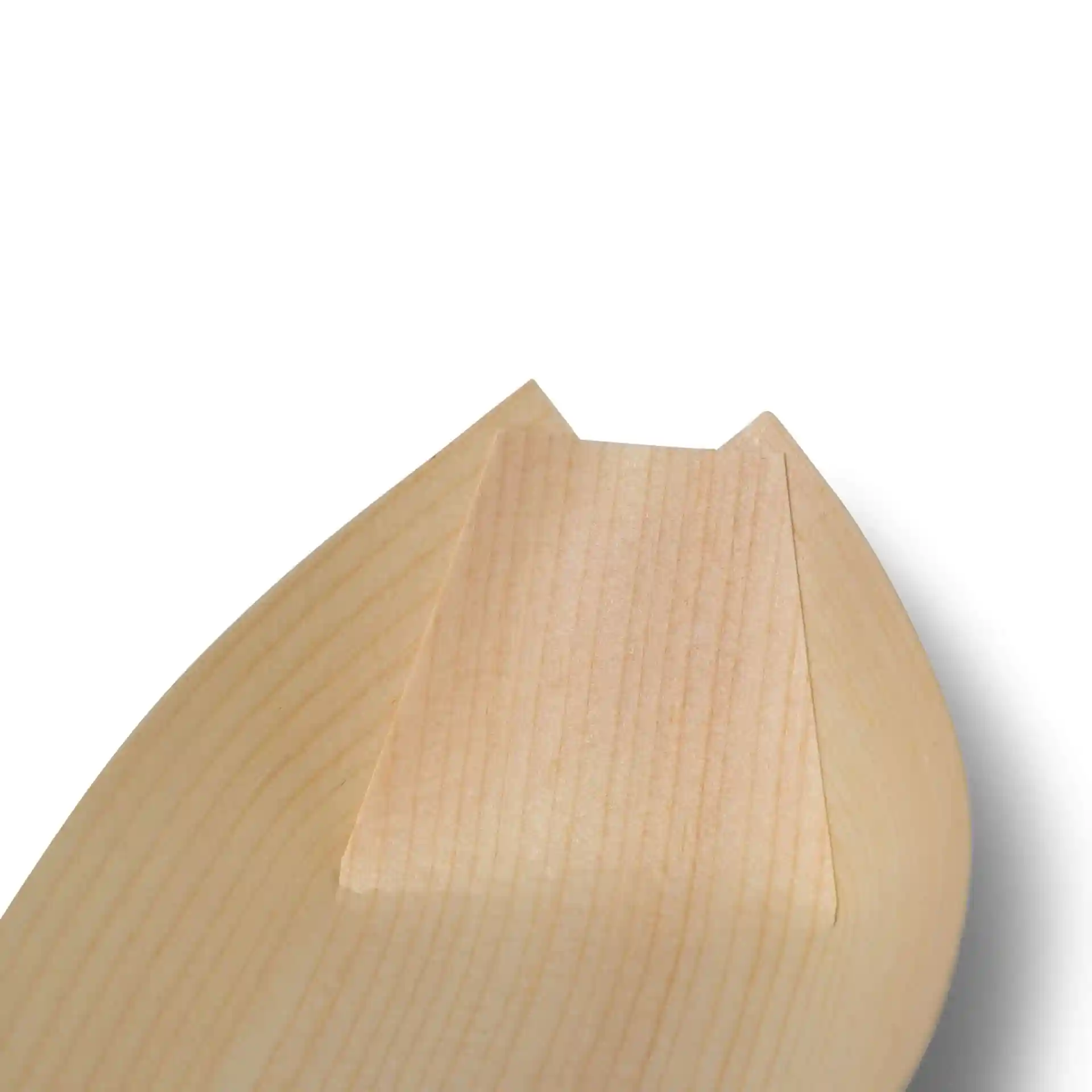 Nahaufnahme der Spitze eines hölzernen, bootförmigen Gegenstands mit flacher Oberseite und glatter Holzmaserung.