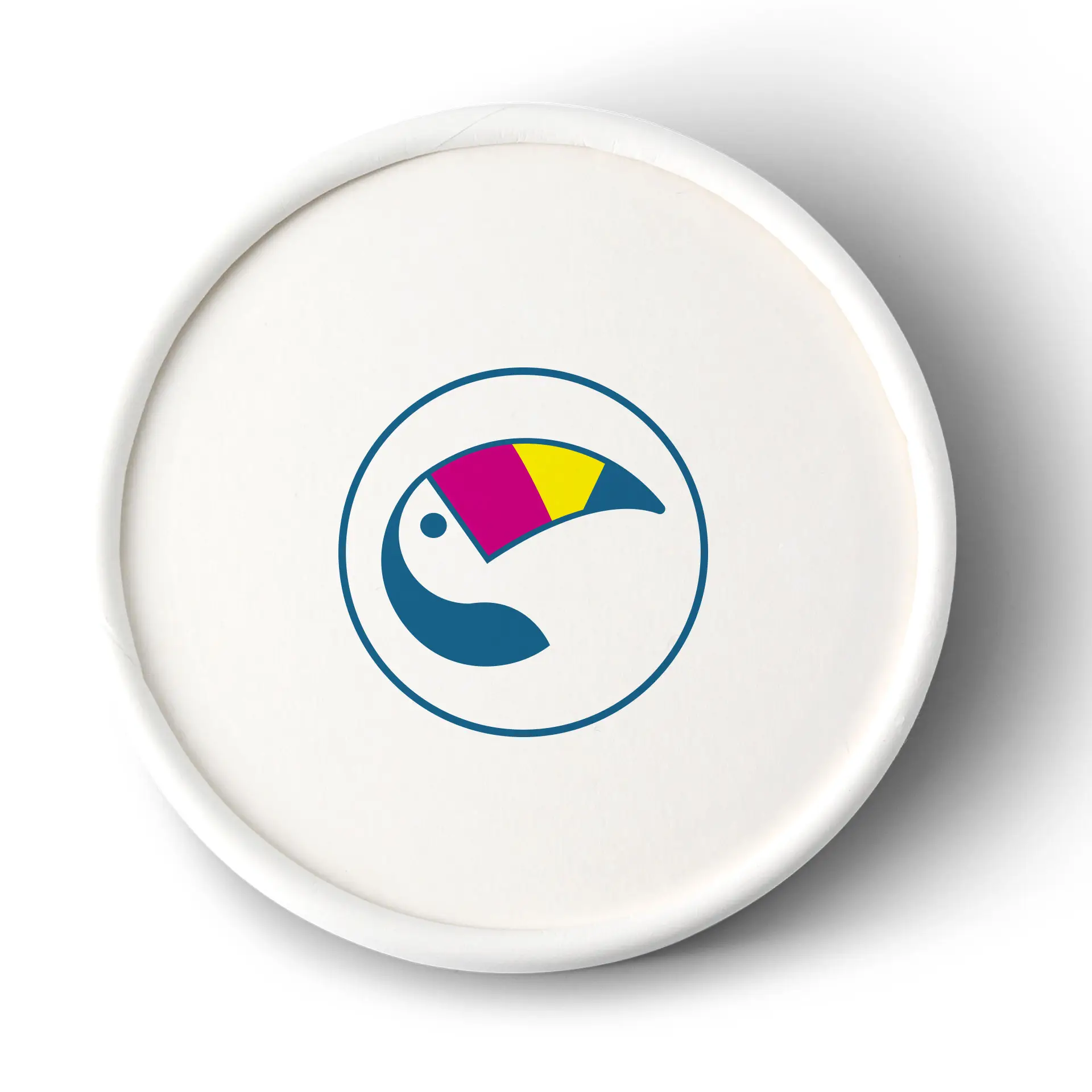 Individuell bedruckter Kartondeckel für Becher, mit buntem Tukandesign auf weißem Hintergrund.