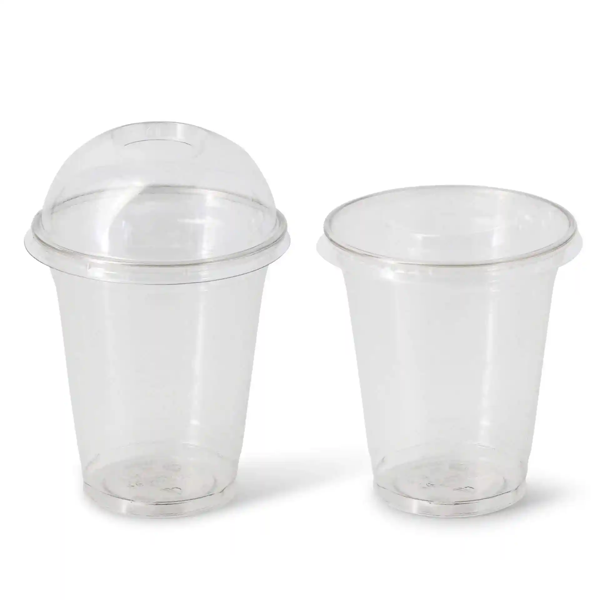 Transparente 12 oz rPET Becher, einer mit Kuppeldeckel und einer ohne, nebeneinander angezeigt.