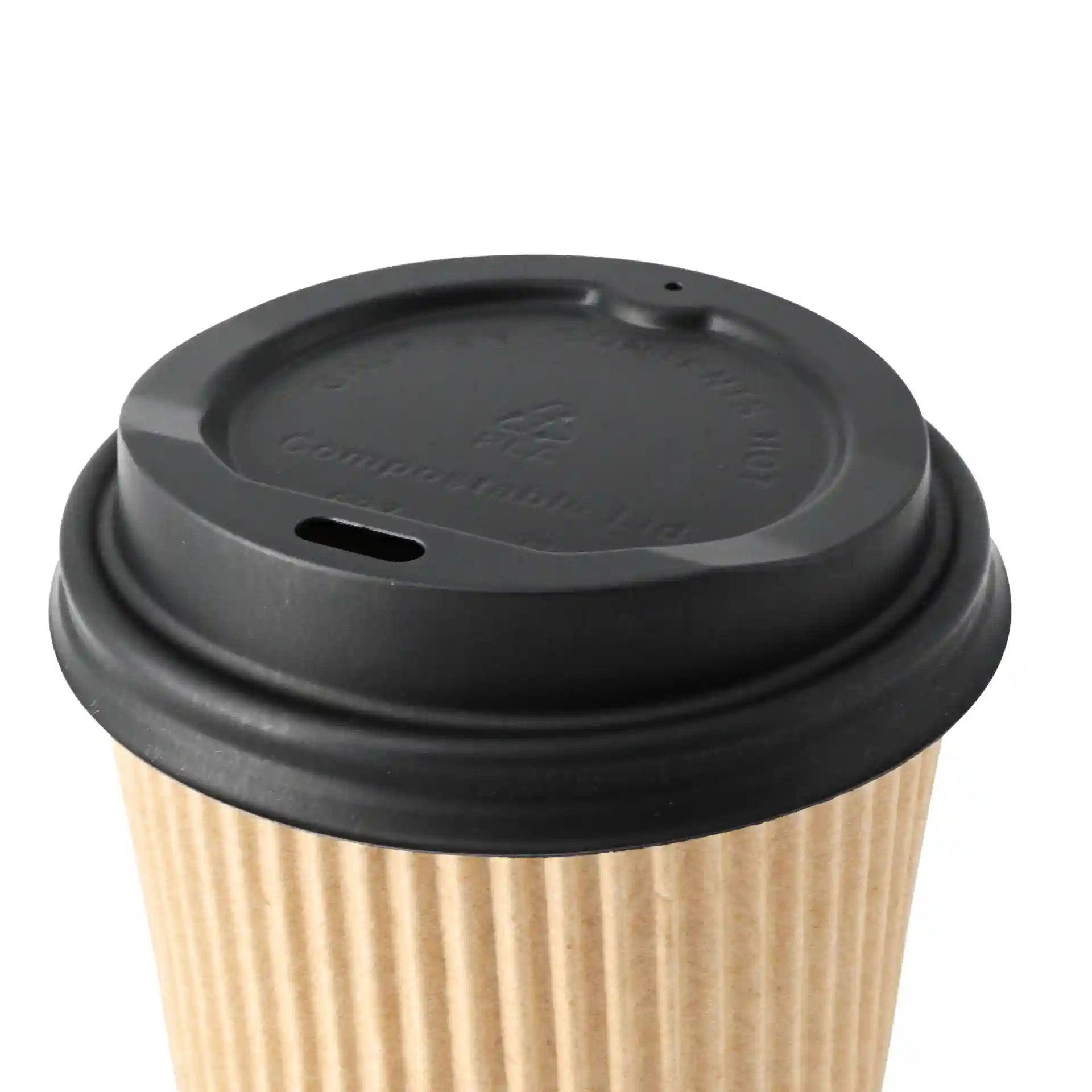 Schwarzer PS-Deckel mit Trinköffnung, geeignet für einen Becher mit 80 mm Durchmesser.