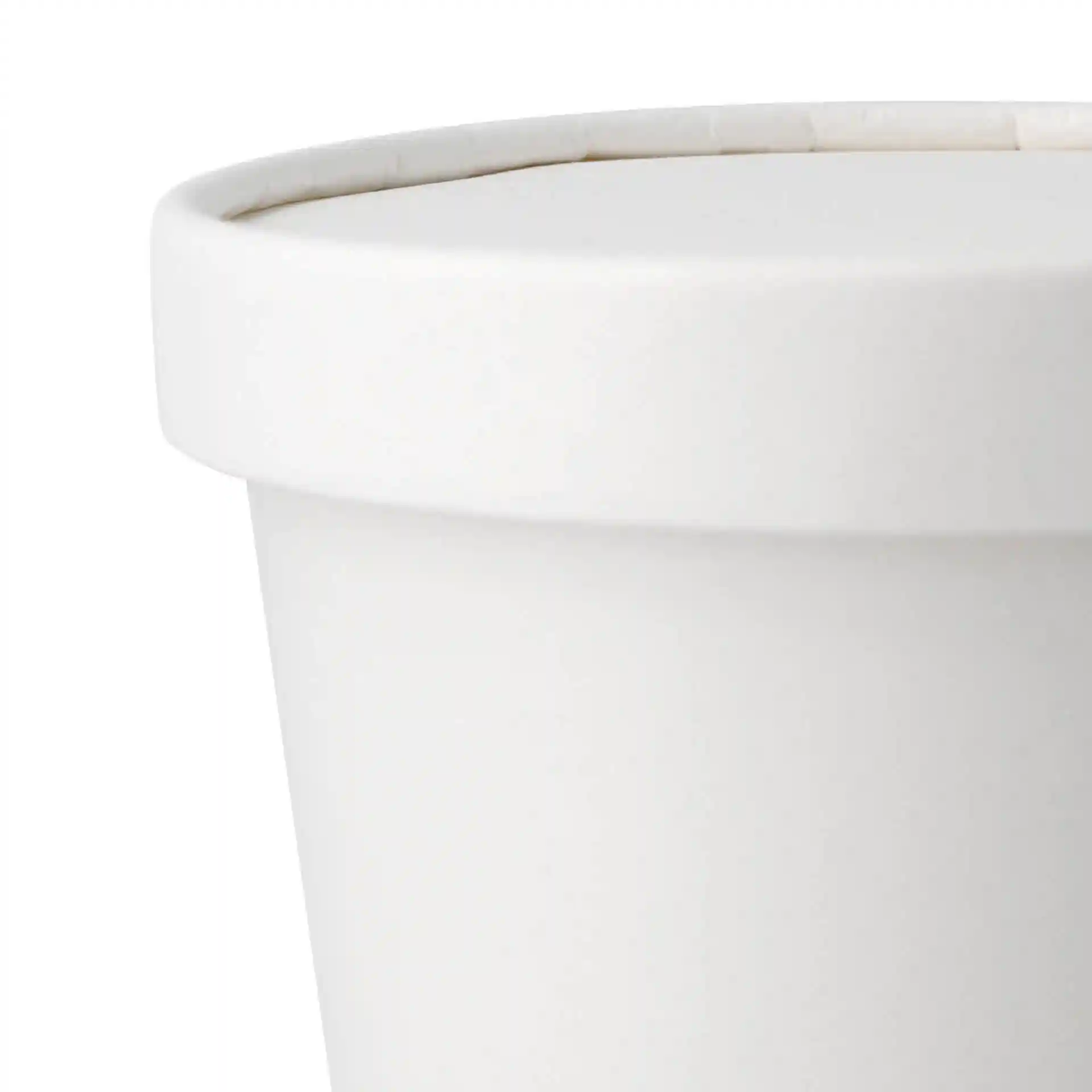 Weißer runder Kartondeckel mit beschichteter Oberfläche, entworfen für Becher, seitlich gezeigt.