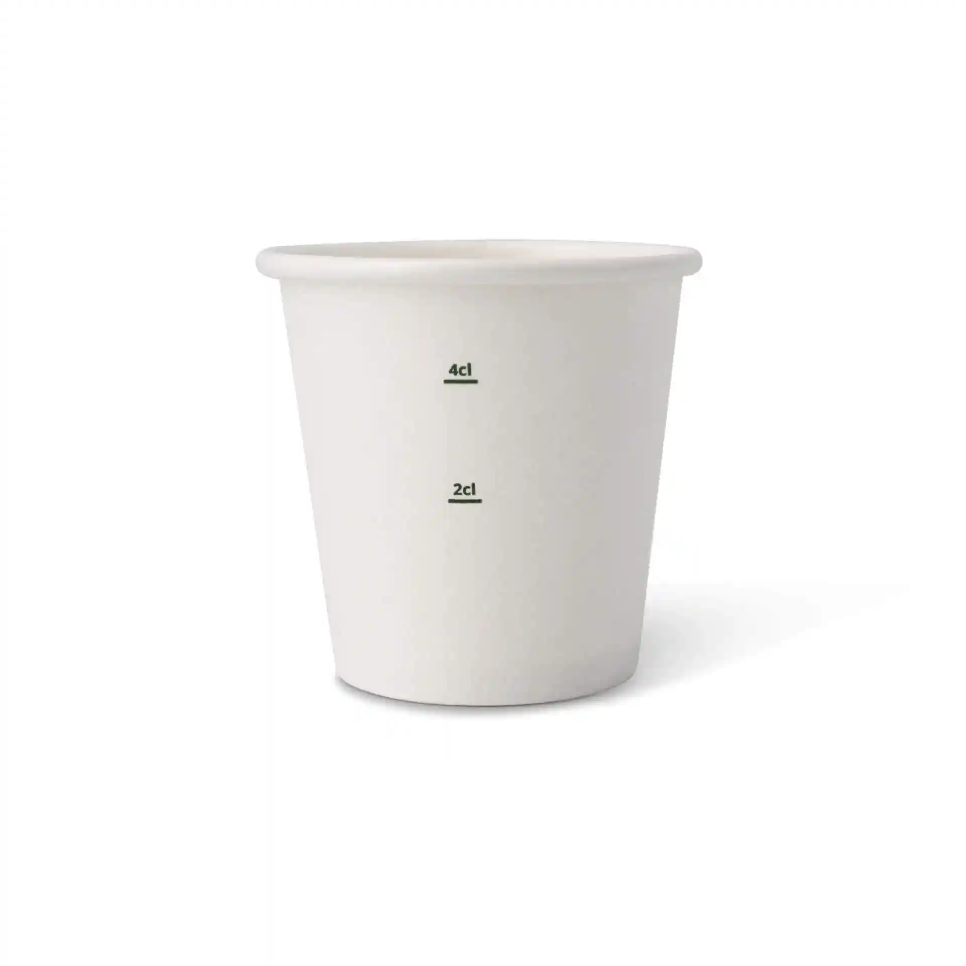 Weißer Pappbecher mit Messmarkierungen für 2 cl und 4 cl, runde Form, aus Karton.
