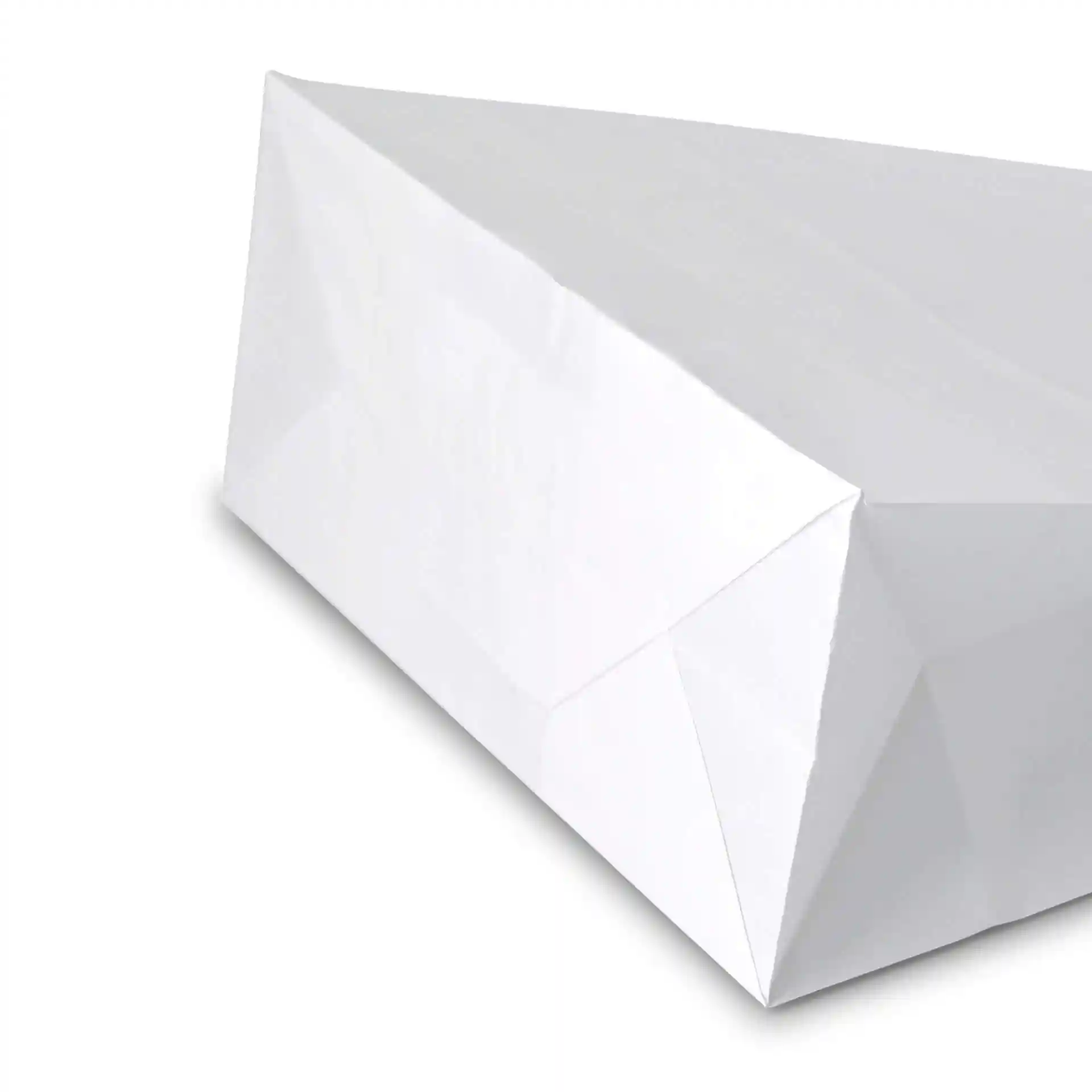 Weißer Kraftpapierbeutel mit dreieckigem Deckel und gefalteten Ecken, 18 x 8 x 22 cm groß.