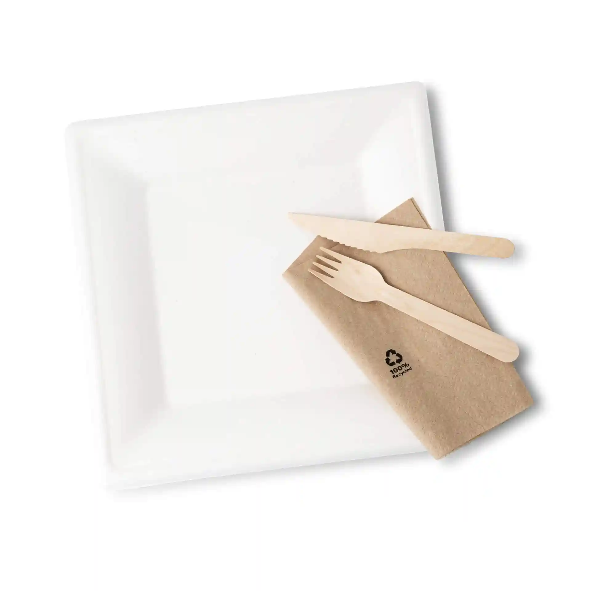 Weißer quadratischer Zuckerröhren-Teller mit einer braunen Serviette und Holzgabel und -messer darauf.