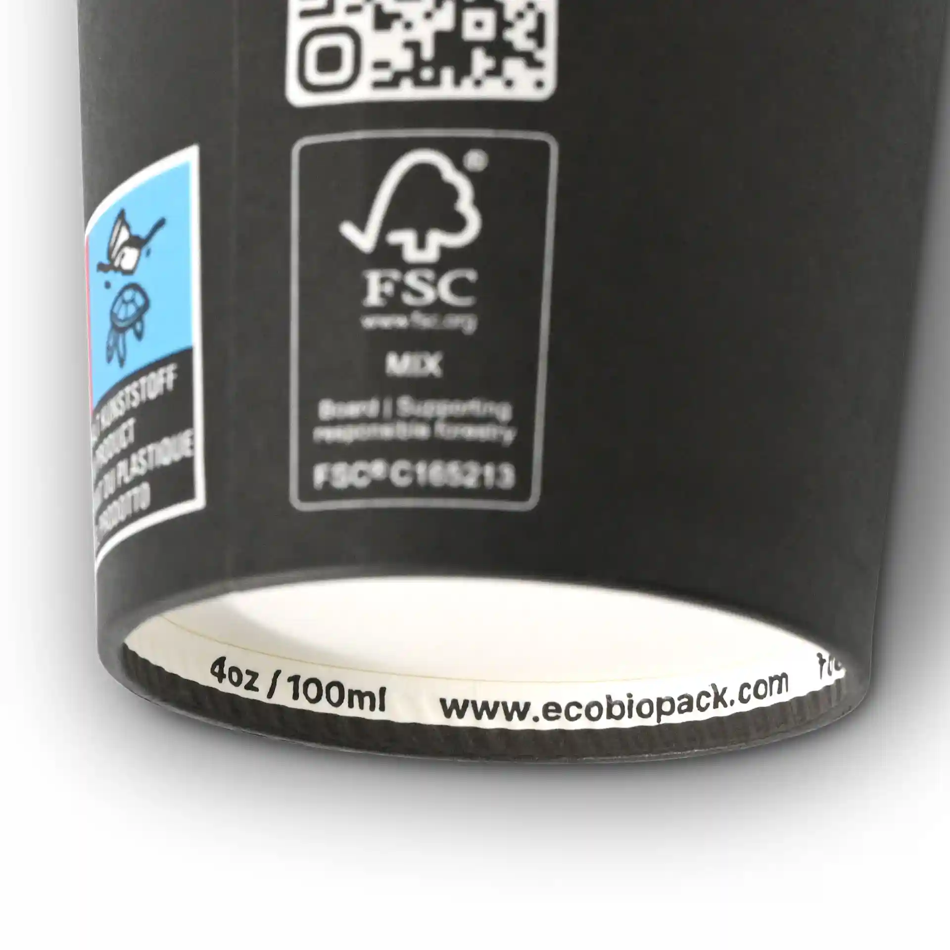 Schwarzer Becher mit einem Durchmesser von 62 mm, zeigt ein Etikett mit Markierungen und einem QR-Code an der Seite.