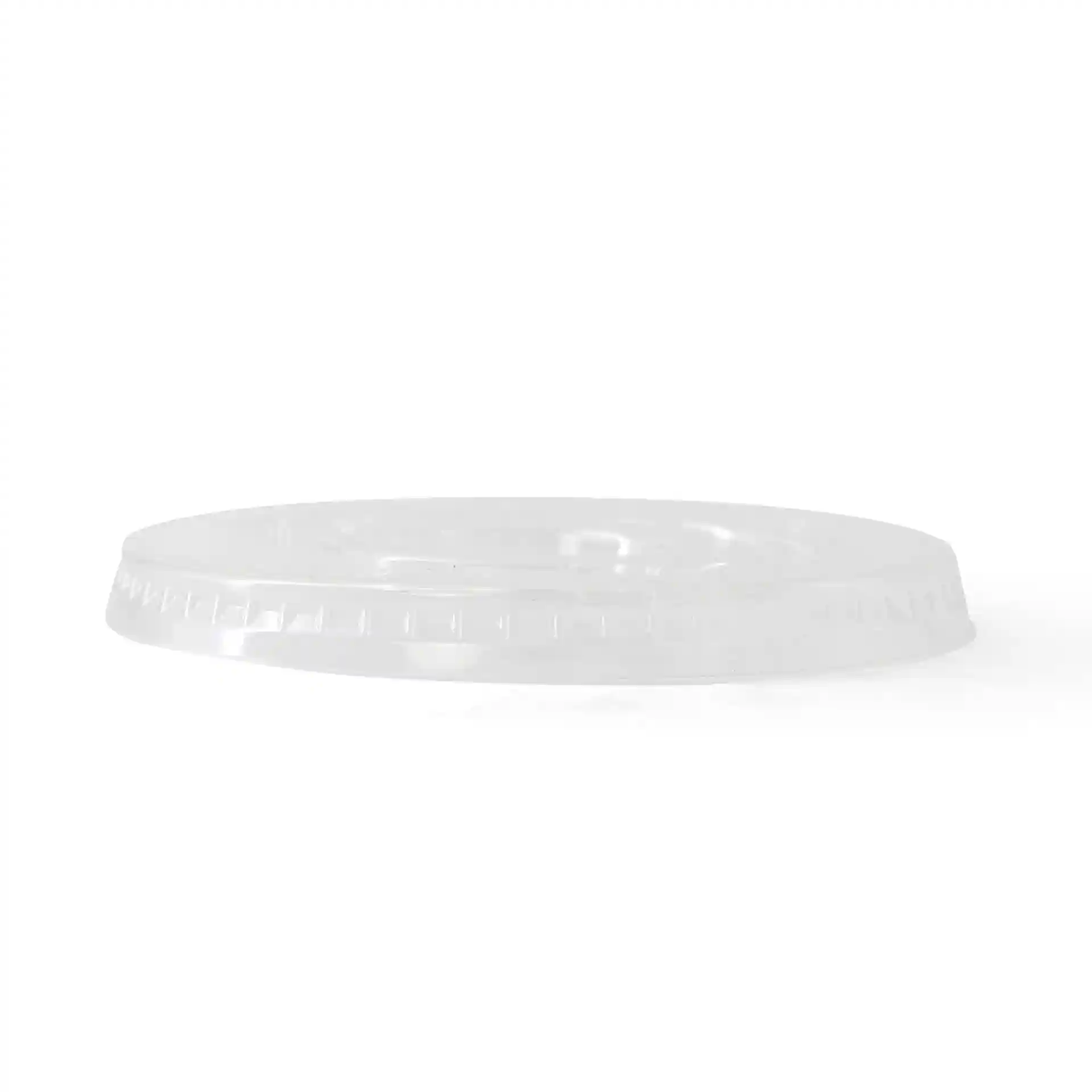 Clear flat lid with a diameter of 95 mm and a cross straw slot.