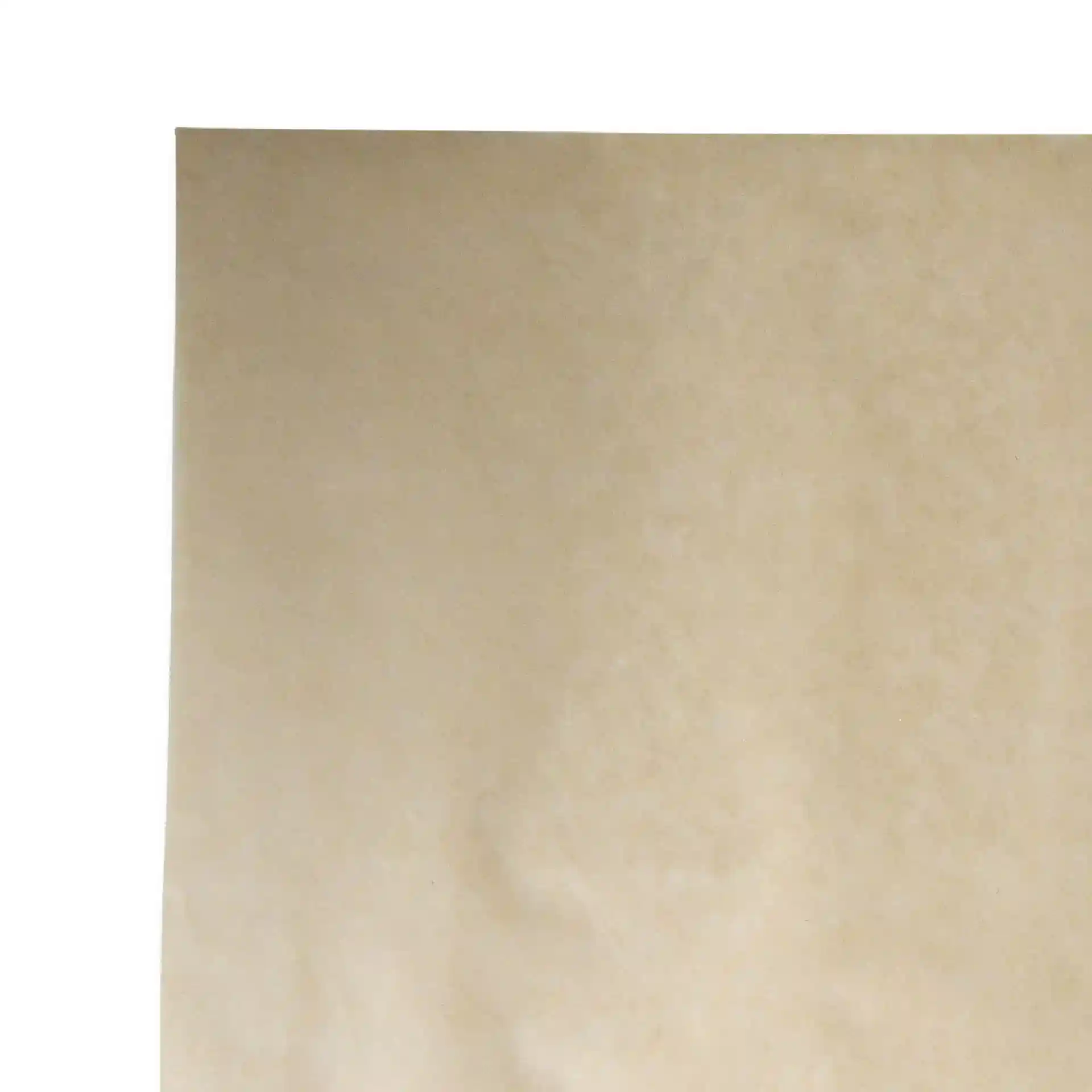 Braunes Kraftpapierblatt mit den Maßen 58 x 38 cm auf einem schlichten Hintergrund.