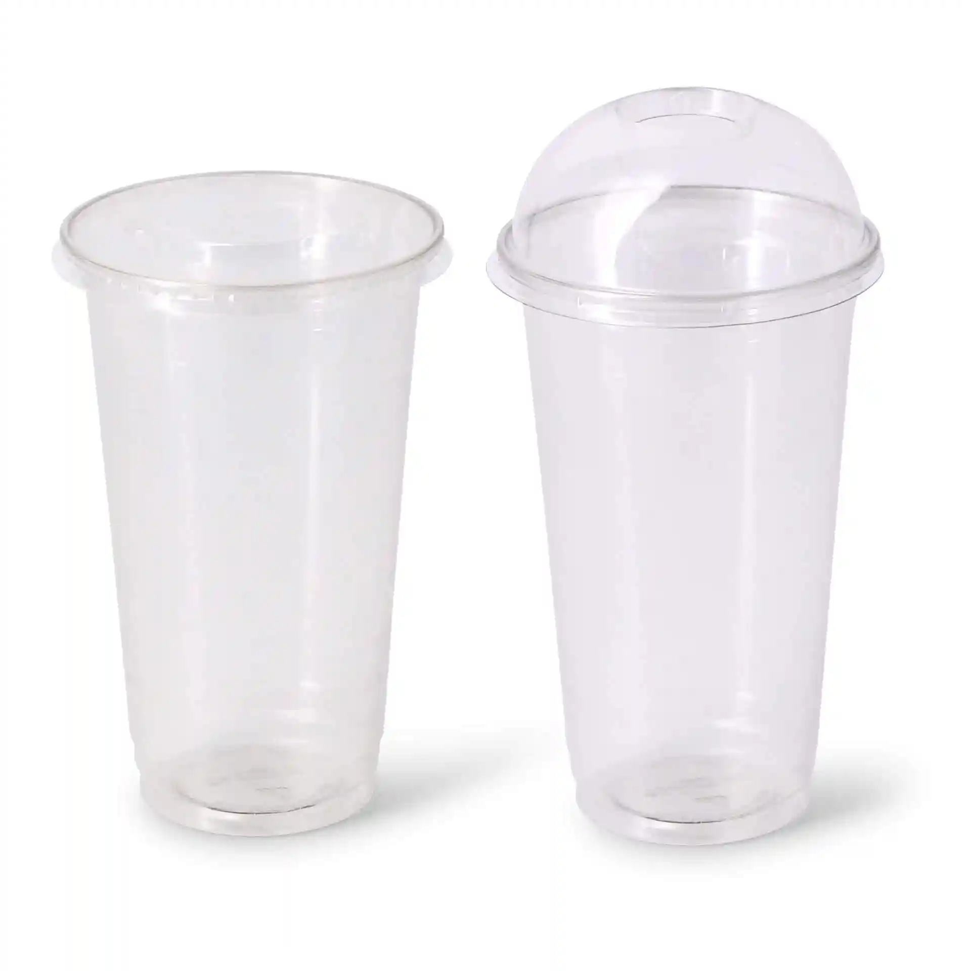 Transparente 20 oz rPET Becher, einer mit einem Kuppeldeckel, nebeneinander angezeigt.