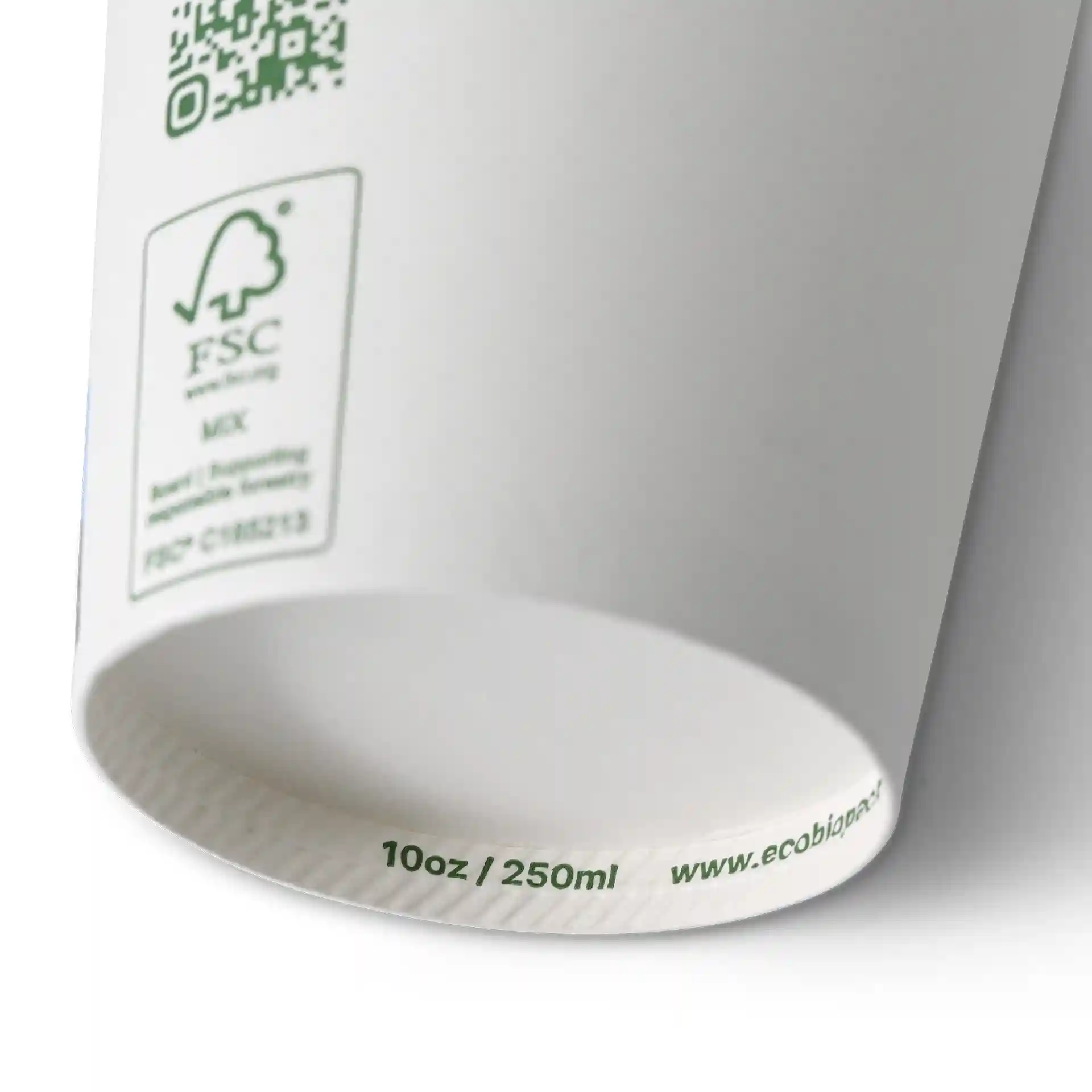 Weißer Becher mit einem Durchmesser von 90 mm und einer Höhe von 100 mm, mit einem Etikett mit Volumenmarkierungen.