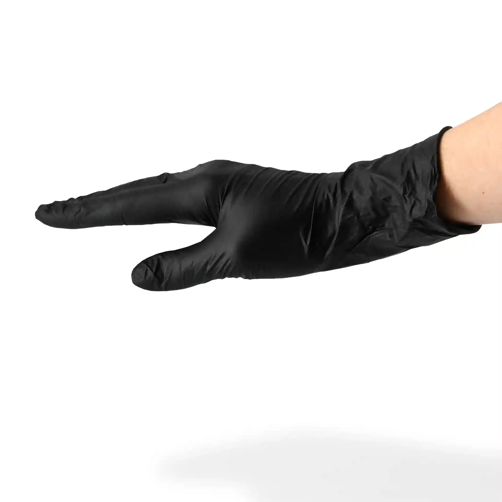 Schwarze Nitrilhandschuh an einer Hand, zeigt eine spitze Fingerposition, Größe L, puderfrei.