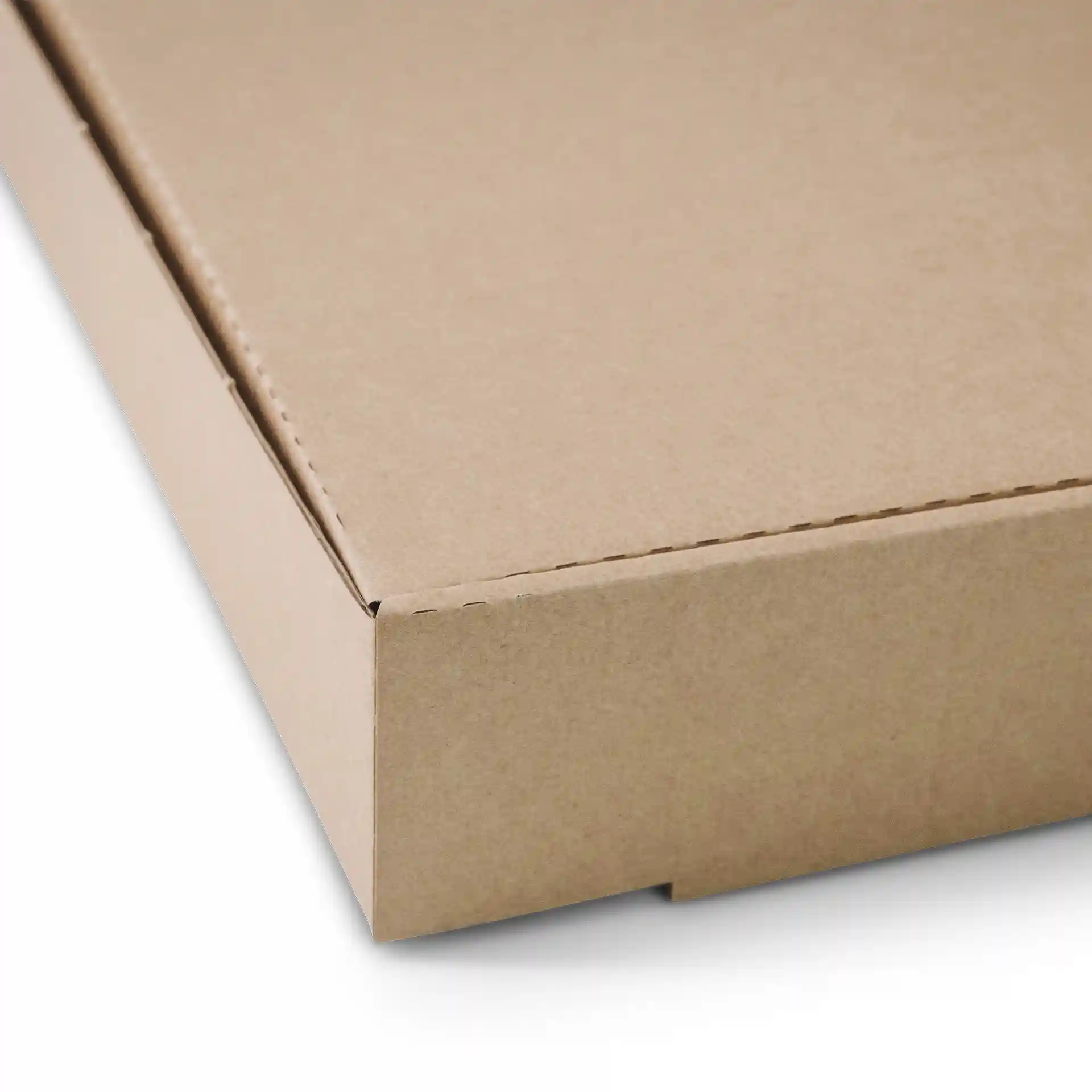 Braune Pizzaschachtel aus Karton in quadratischer Form, zeigt eine Ecke und Kantendetail.