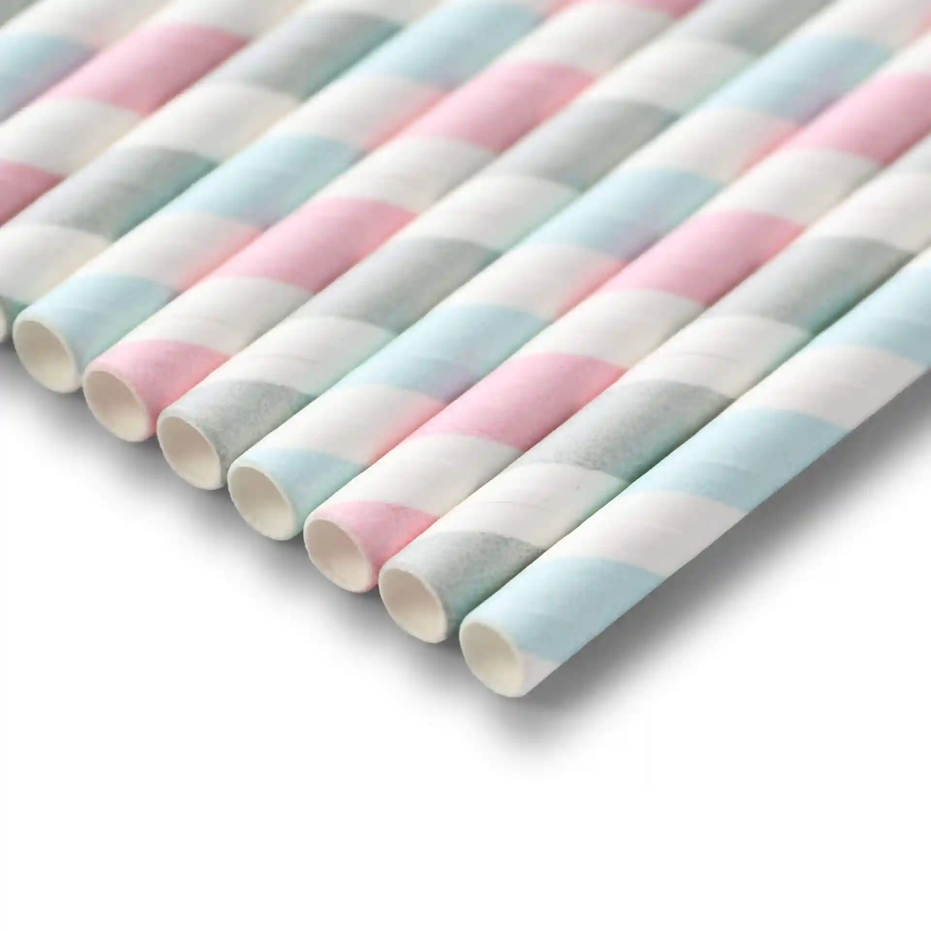 Pastellgestreifte Papierstrohhalme, 20 cm lang und 0,6 cm im Durchmesser, in einer Reihe angeordnet.