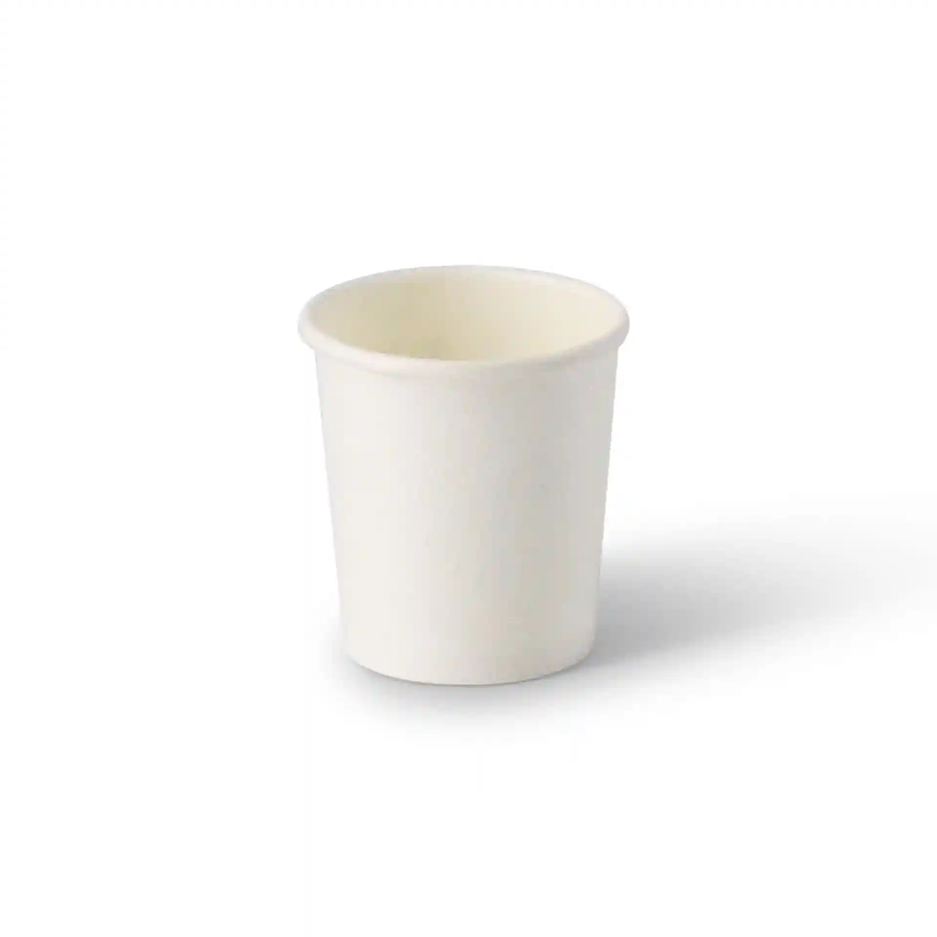 Weißer Pappbecher, 20 ml Fassungsvermögen, runde Form mit beschichteter Oberfläche, auf einfarbigem Hintergrund.