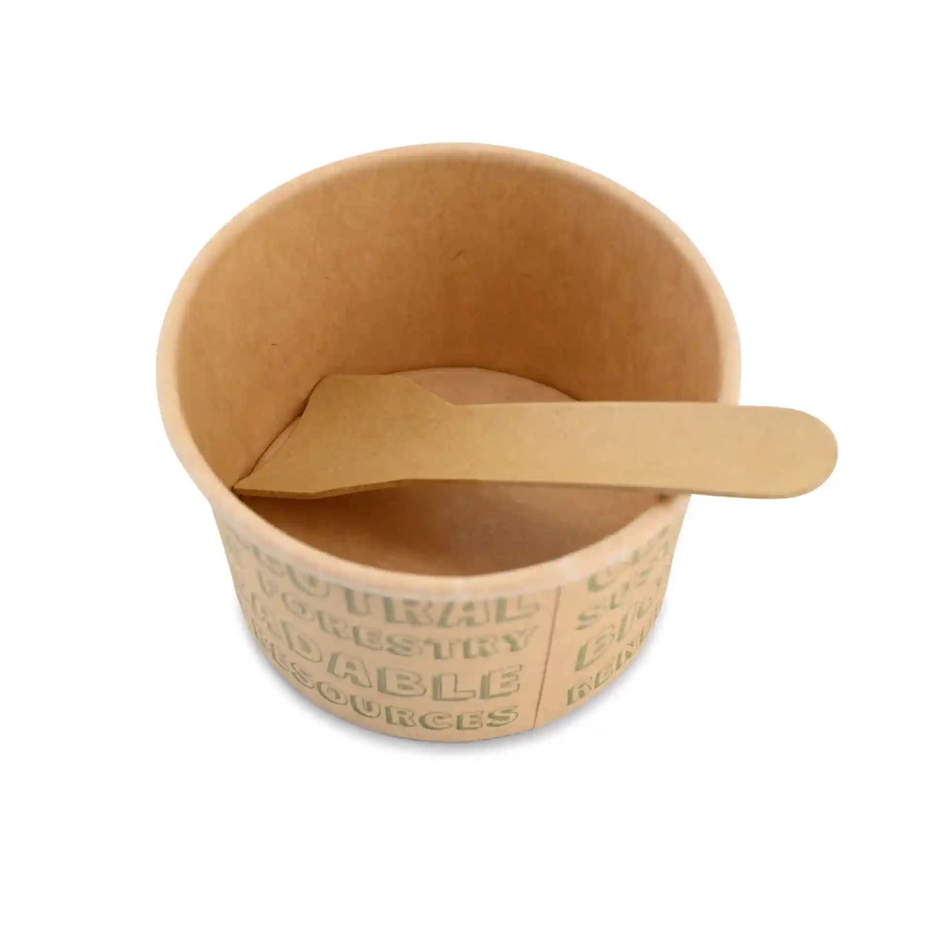 Brauner Pappbecher mit einem flachen Papierspoon darin, mit bedrucktem Text auf der Außenseite.