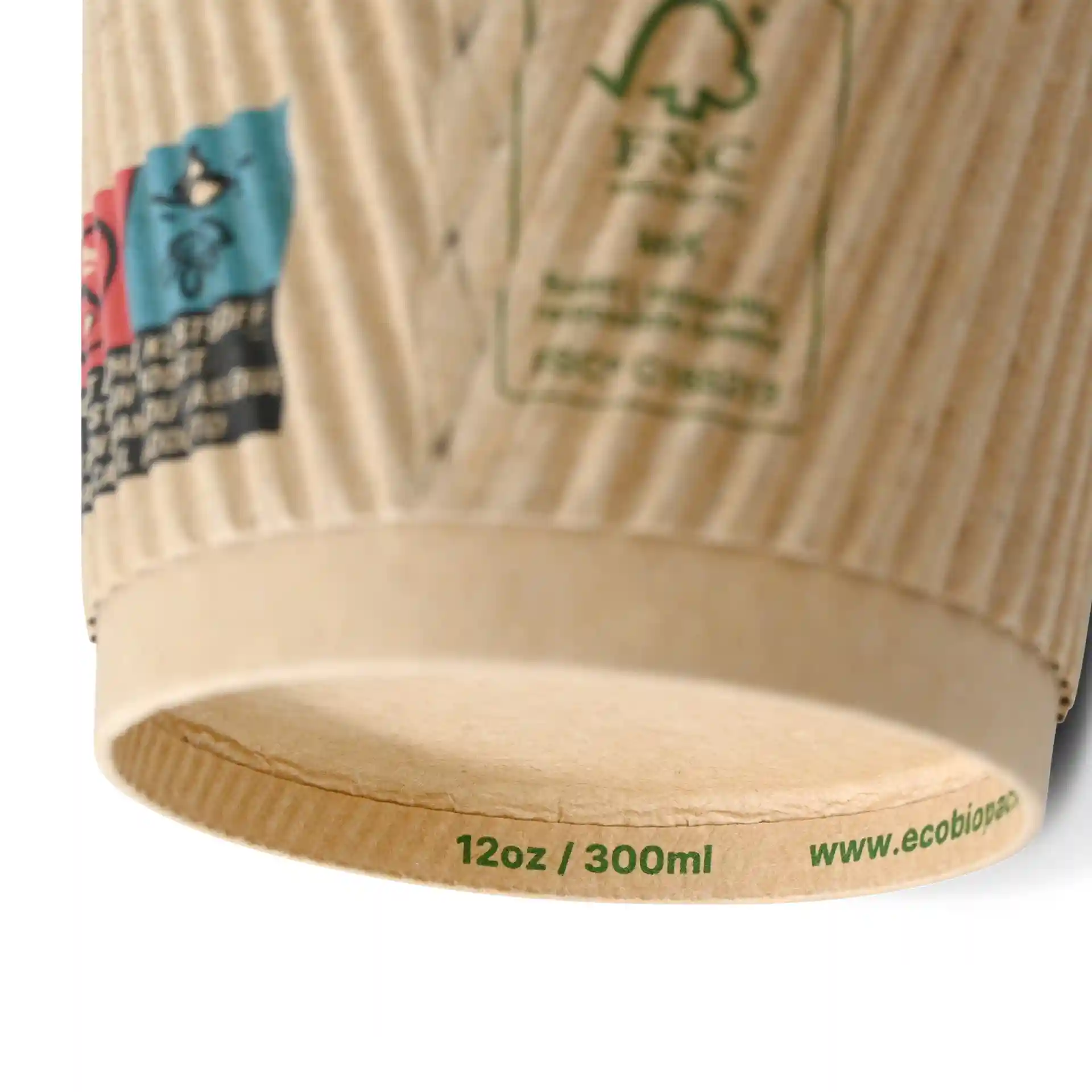 Rippbecher aus Kraftpapier mit einem Durchmesser von 90 mm und bedrucktem Boden, 12 oz / 300 ml Kapazität.