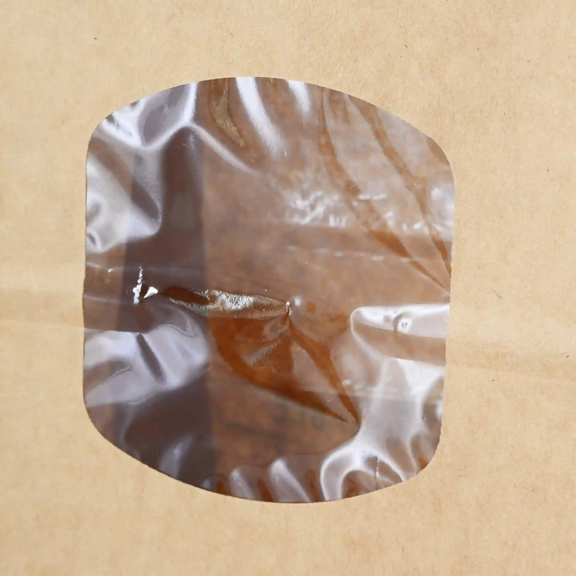 Transparente Fenster auf einer braunen Kraftpapiertüte, die den Inhalt zeigt.