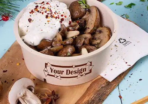 Stapel bunter Schalen mit der Aufschrift "HAPPY BOWL" in verschiedenen Designs, im Hintergrund ein separater Behälter.