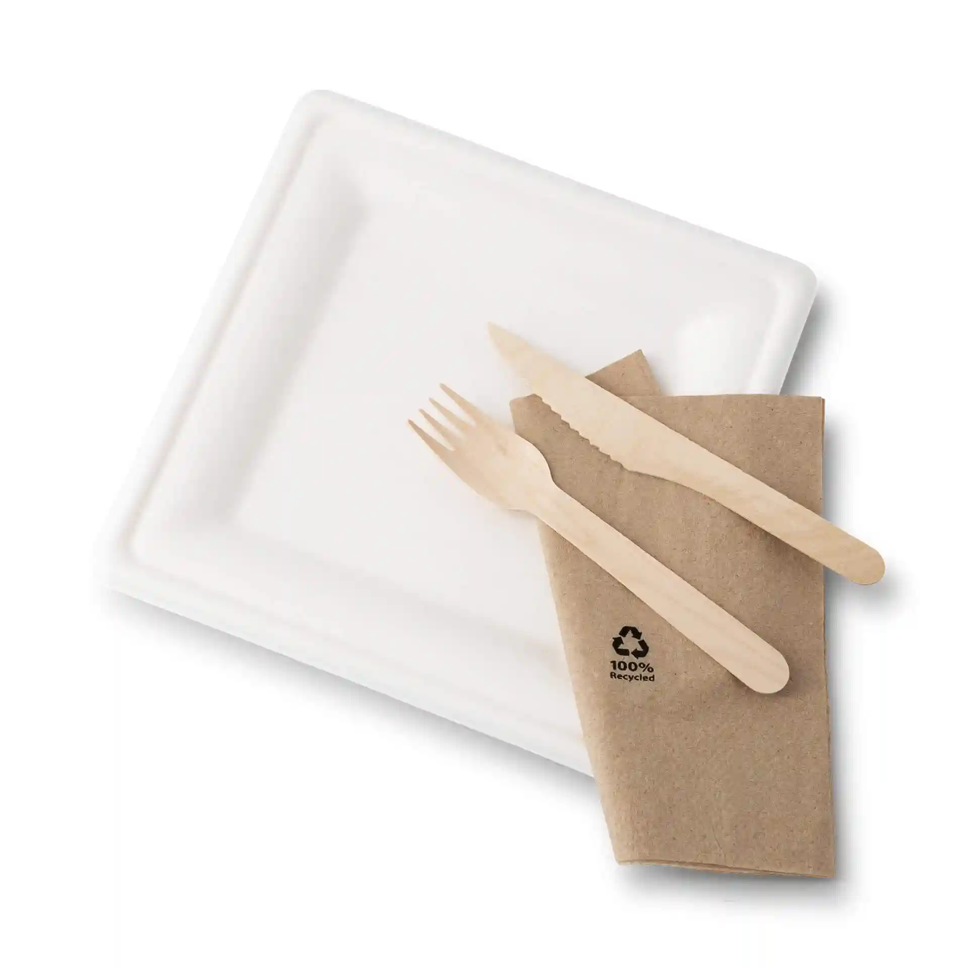 Quadratische weiße Zuckerrübenplatte mit einer braunen Serviette und einem Holzmesser und -gabel darauf.
