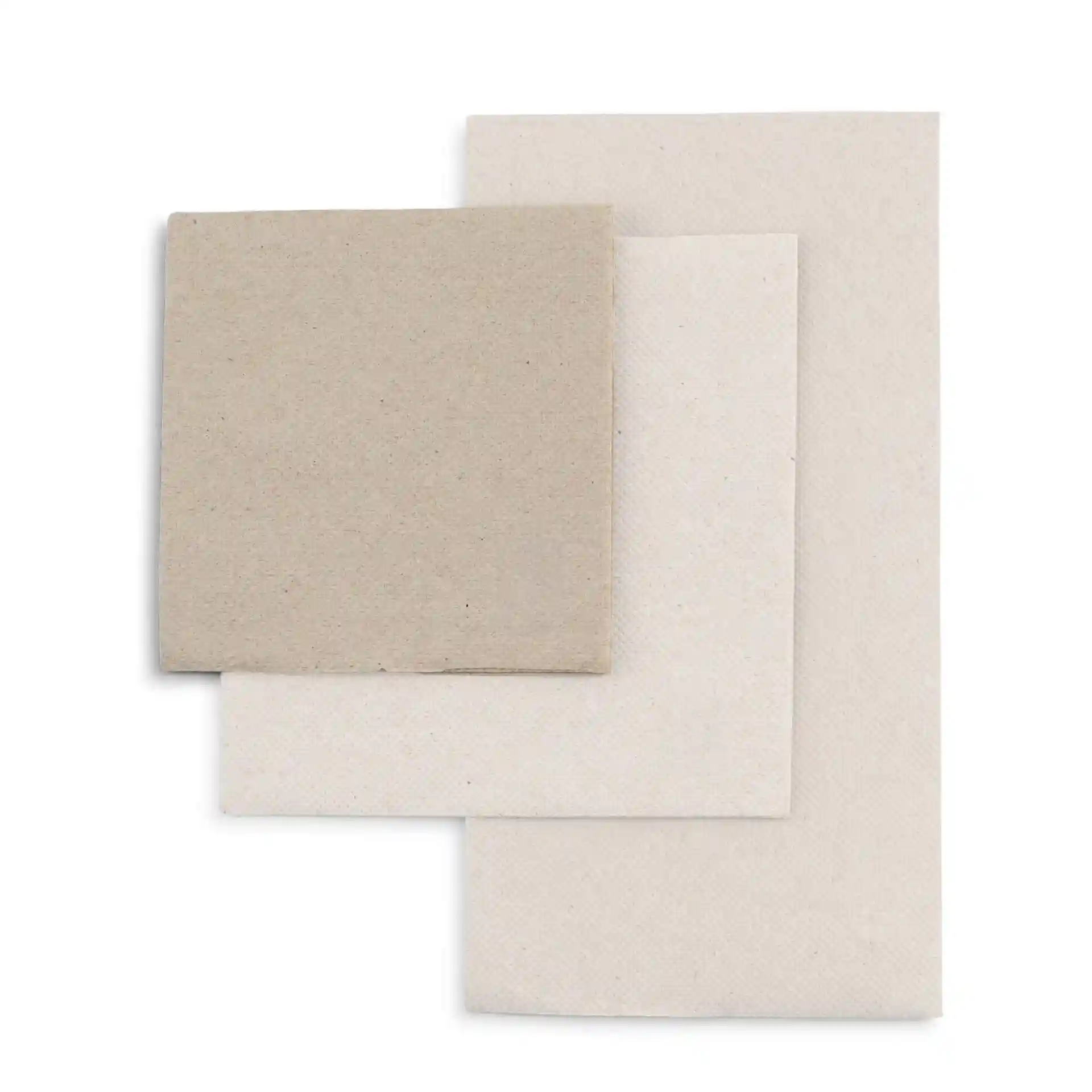 Quadratische, recycelte Cocktailservietten aus ungebleichtem Papier, drei Größen gestapelt, mit sichtbaren Recycling-Symbolen.