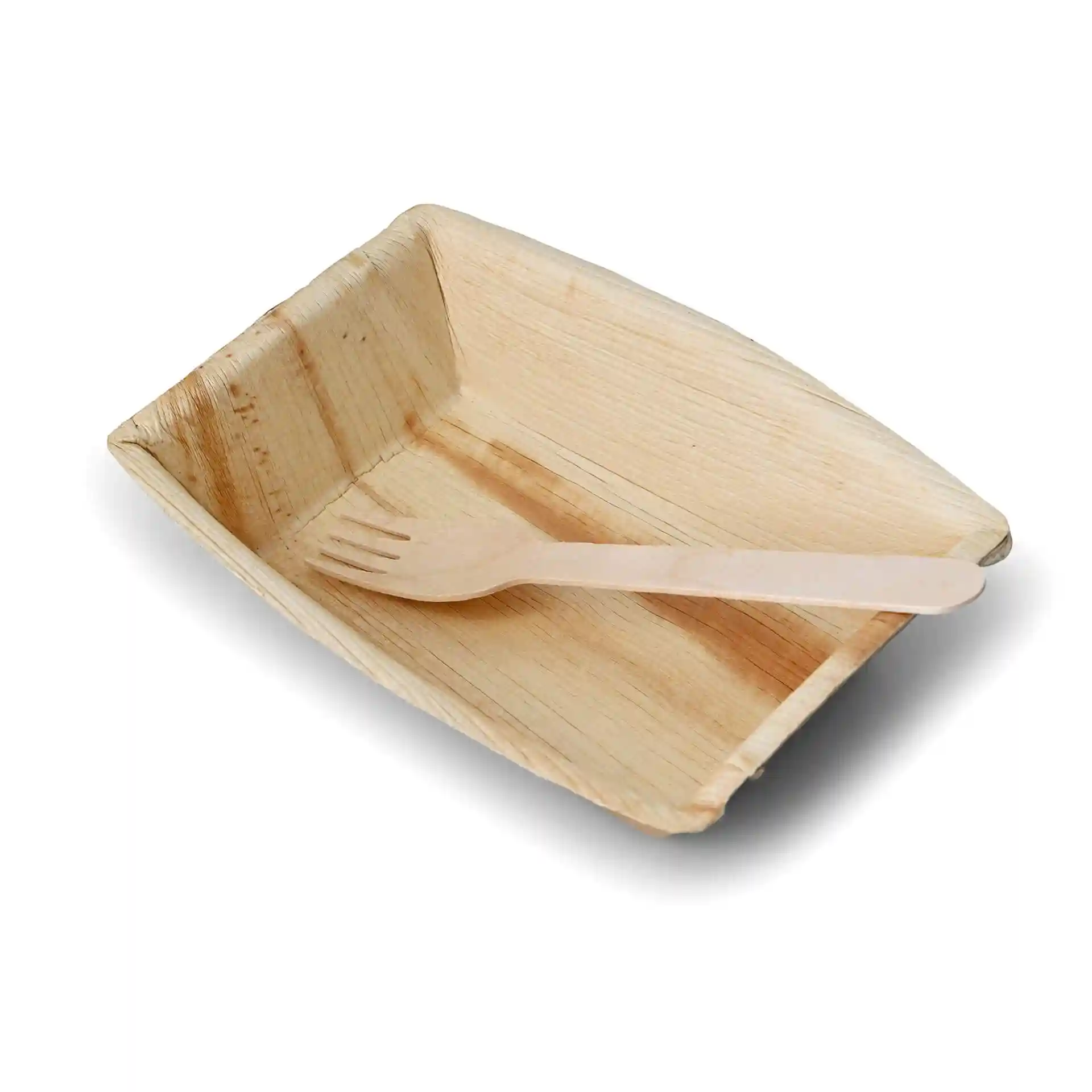 Rechteckige Palmblatt-Schüssel mit einer Holzgabel darin, auf einem schlichten Hintergrund.