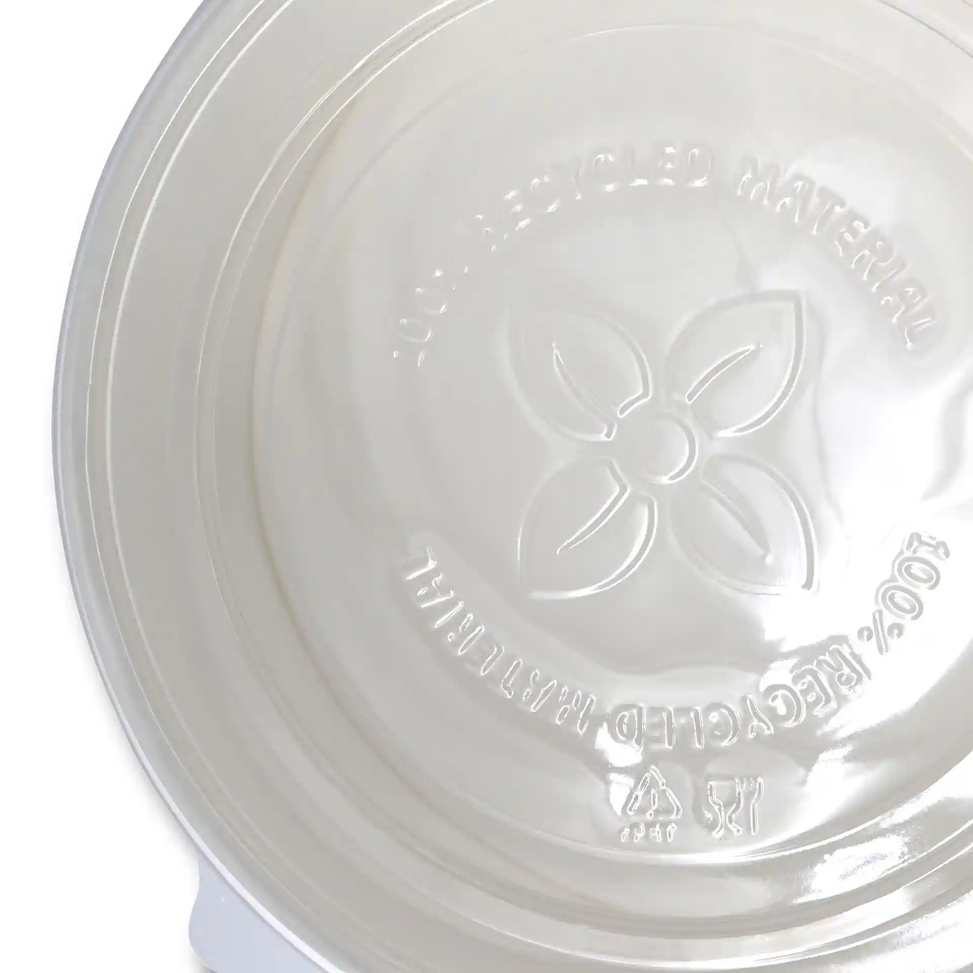 Transparenter rPET-Becherdeckel mit geprägten Markierungen auf der Innenseite.