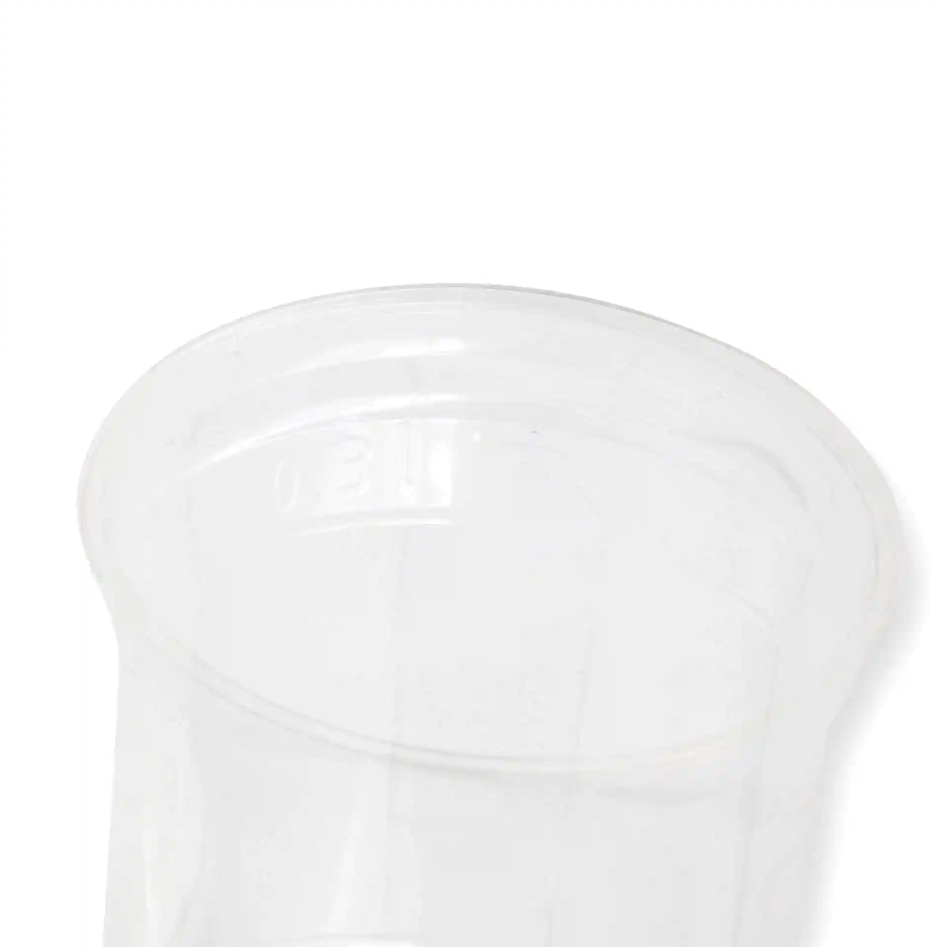 Transparenter Plastikbecher mit einem Durchmesser von 95 mm und einer Höhe von 106 mm, zeigt den Rand und die Innenseite.