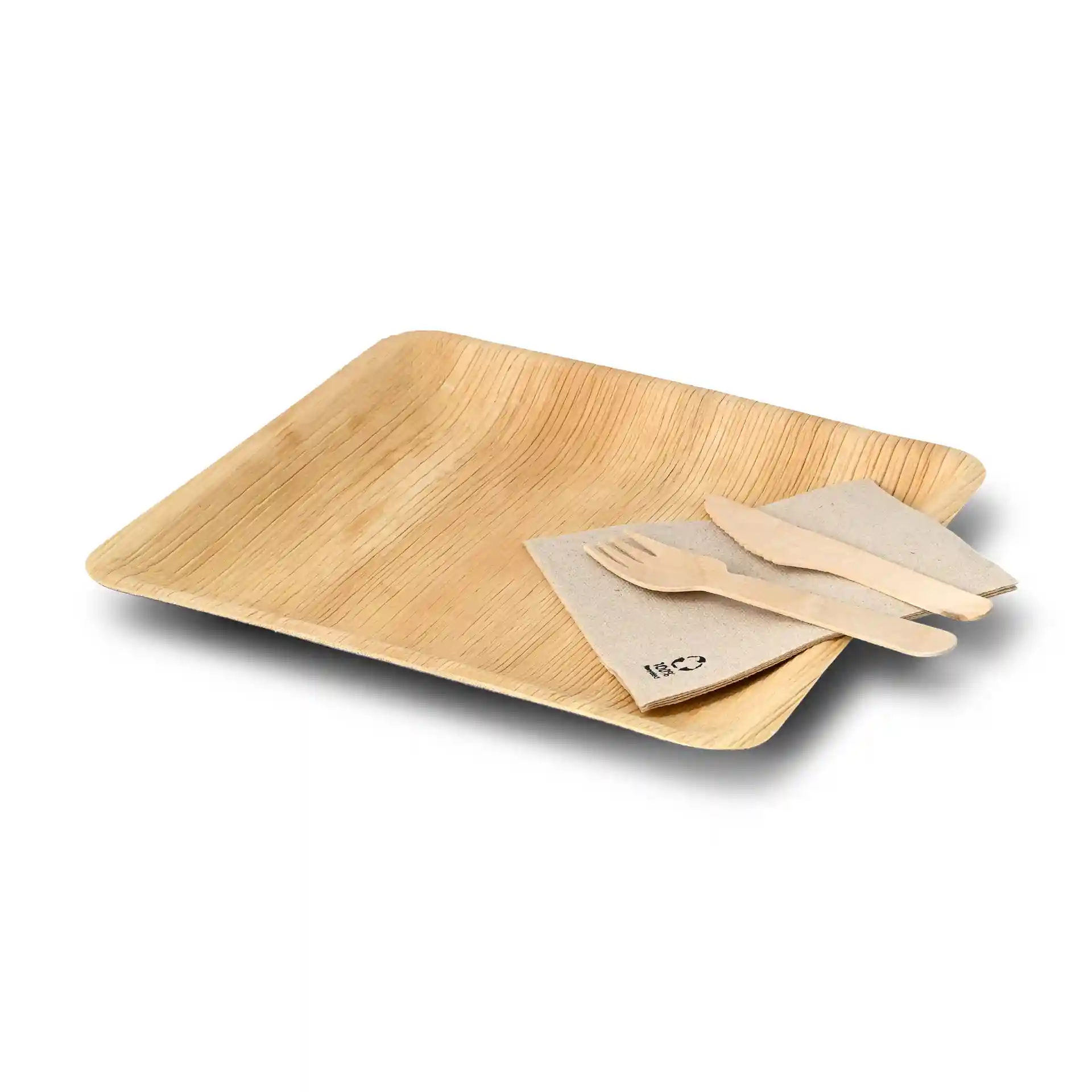 Quadratische Palmblattplatte mit einer Holzmaserung, begleitet von einer Serviette und Holzbesteck.