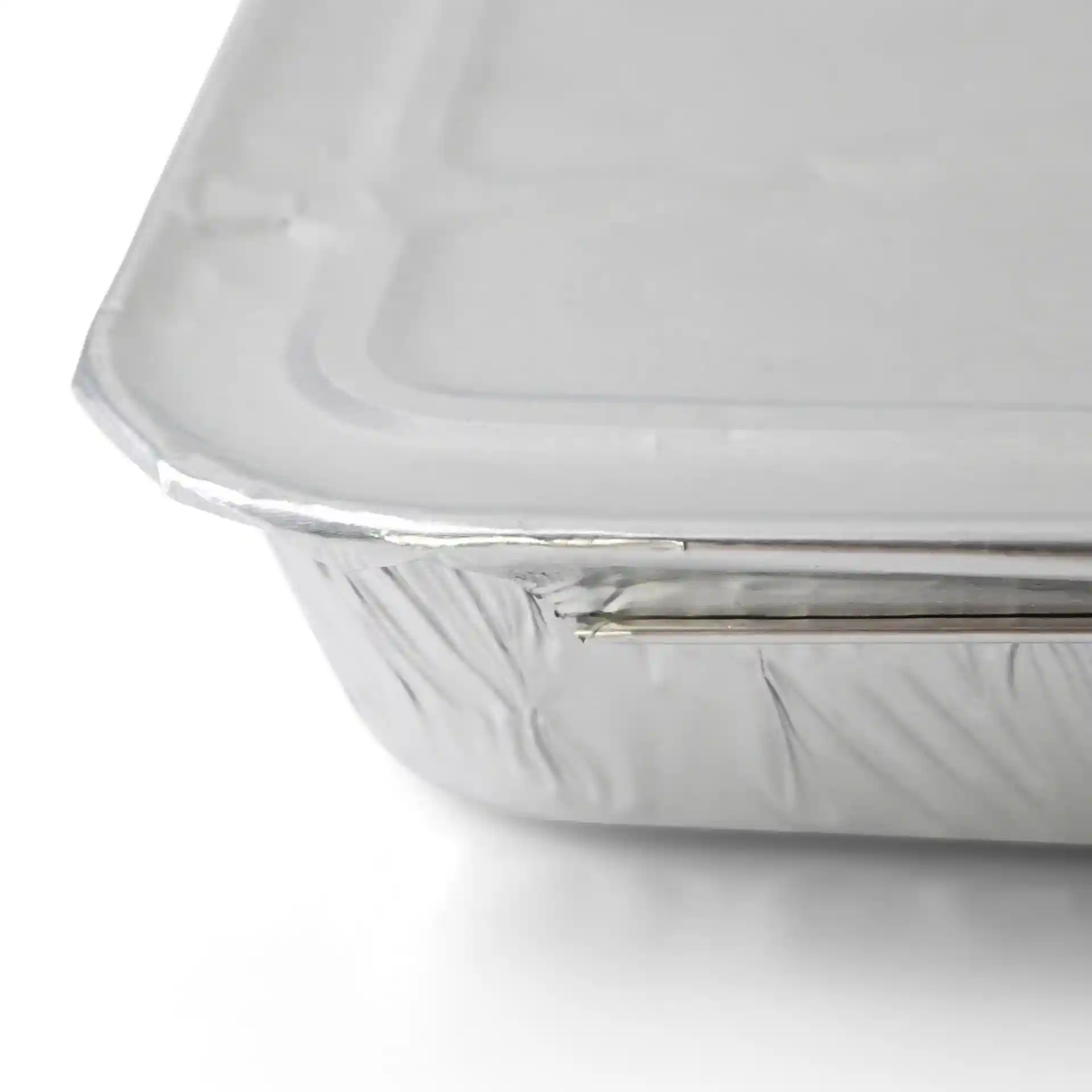 Aluminiumdeckel für ein rechteckiges Zwei-Komponenten-Essensblech, zeigt die Kanten- und Oberflächendetails.