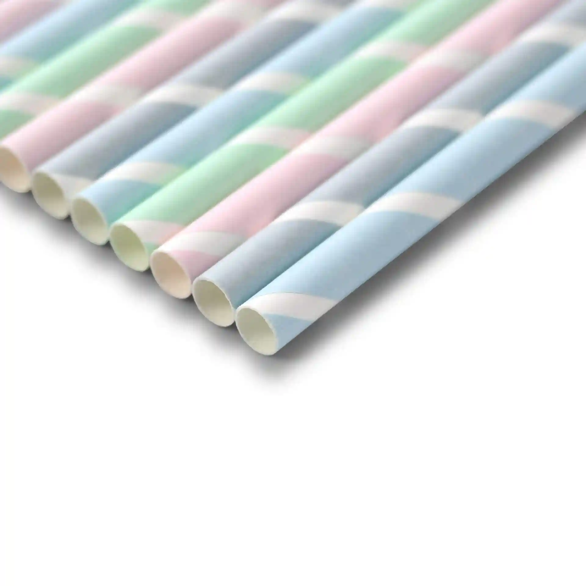 Pastellgestreifte Papier-Jumbo-Strohhalme, 23 cm lang und 0,8 cm im Durchmesser, in einer Reihe angeordnet.