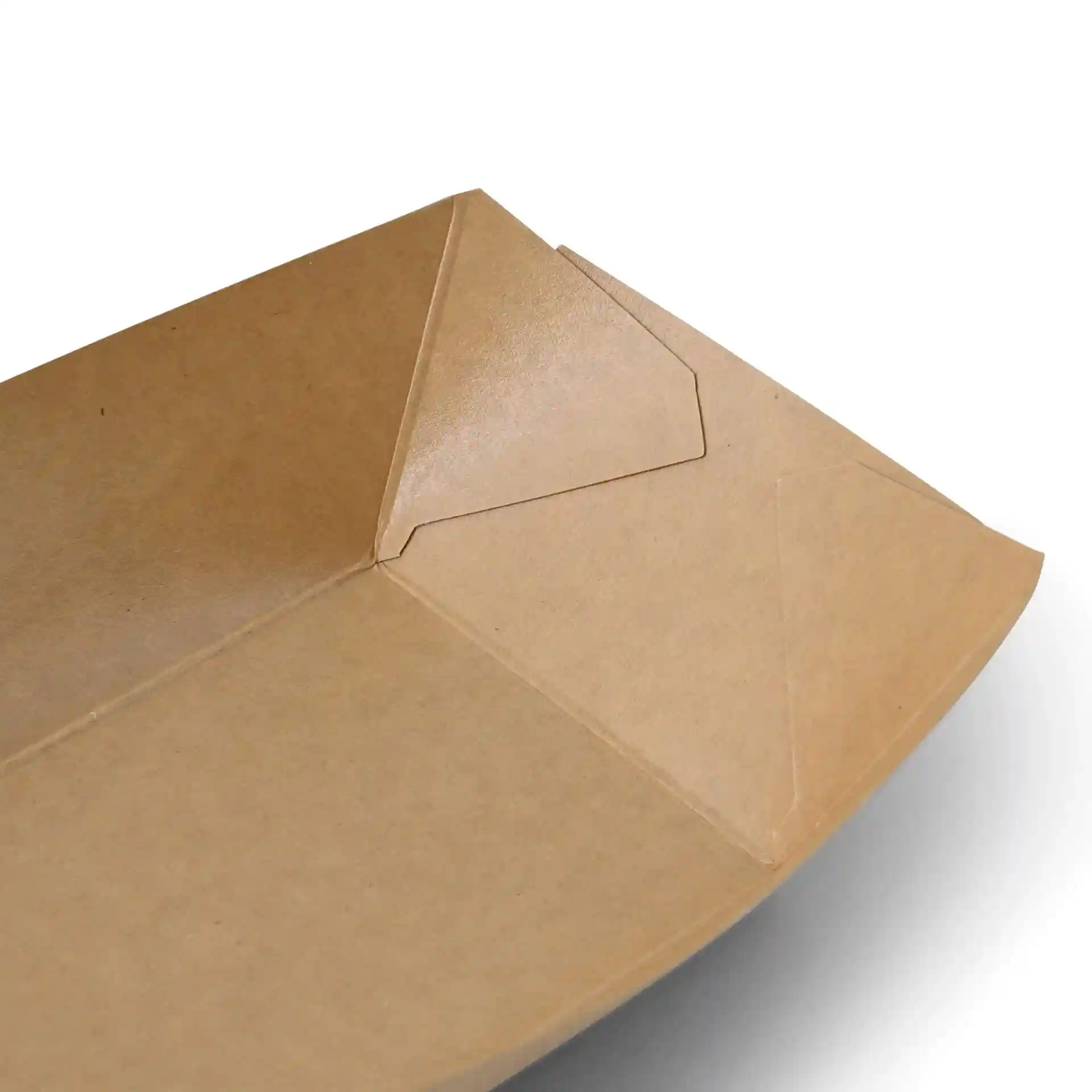 Nahaufnahme eines braunen Papp-Snacktabletts mit gefalteten Ecken, 17 x 12 x 4 cm groß.