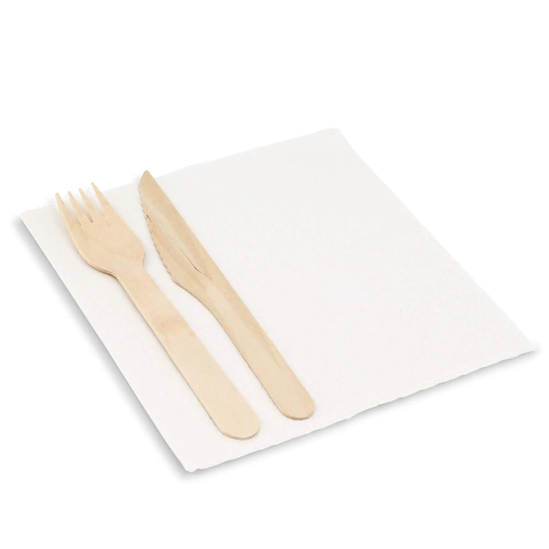 Set aus Holzbesteck mit einer Gabel und einem Messer auf einer weißen Serviette mit einem Recycling-Symbol.