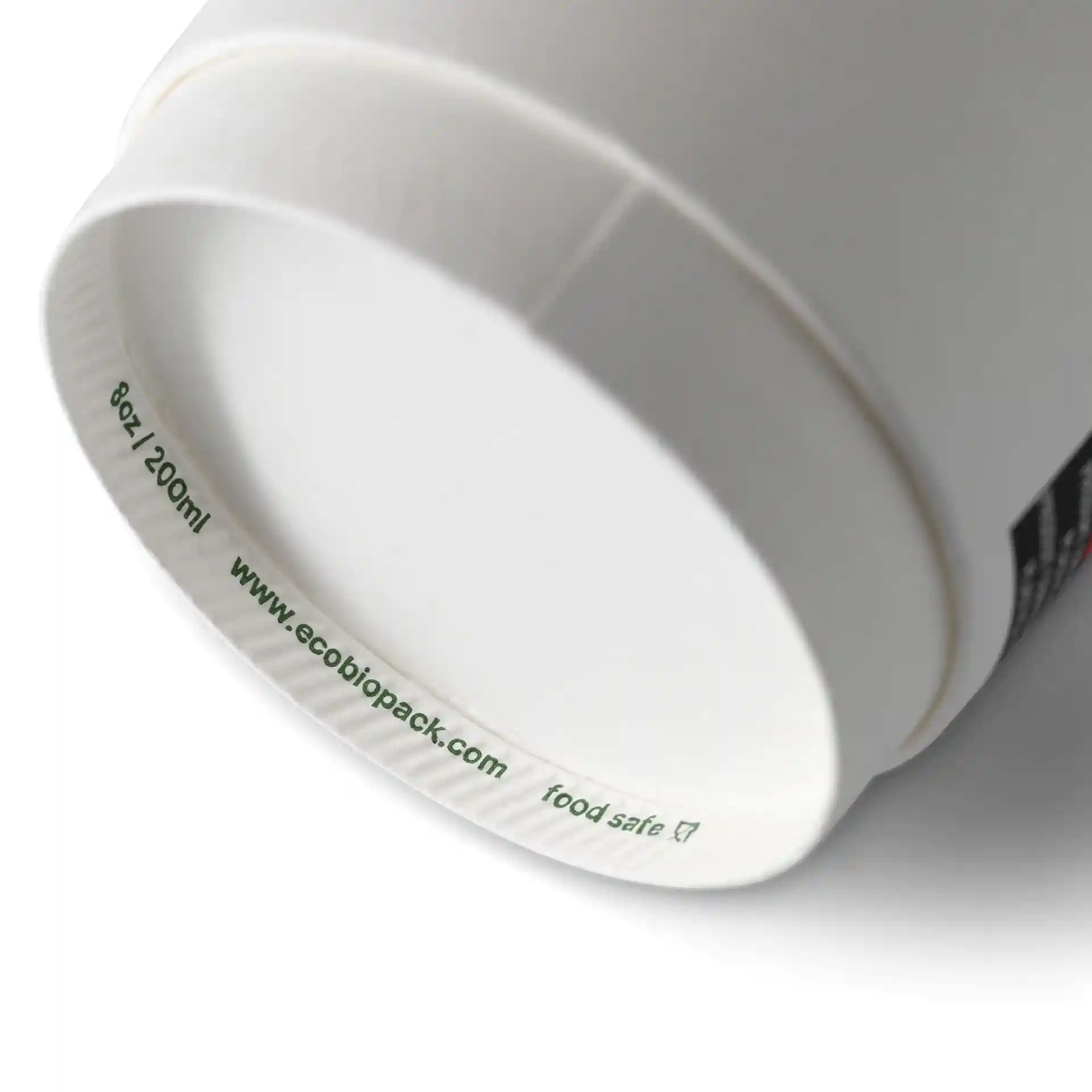 Weißer doppelwandiger Becher mit einem Durchmesser von 80 mm und sichtbarem Boden, der 200 ml fasst.