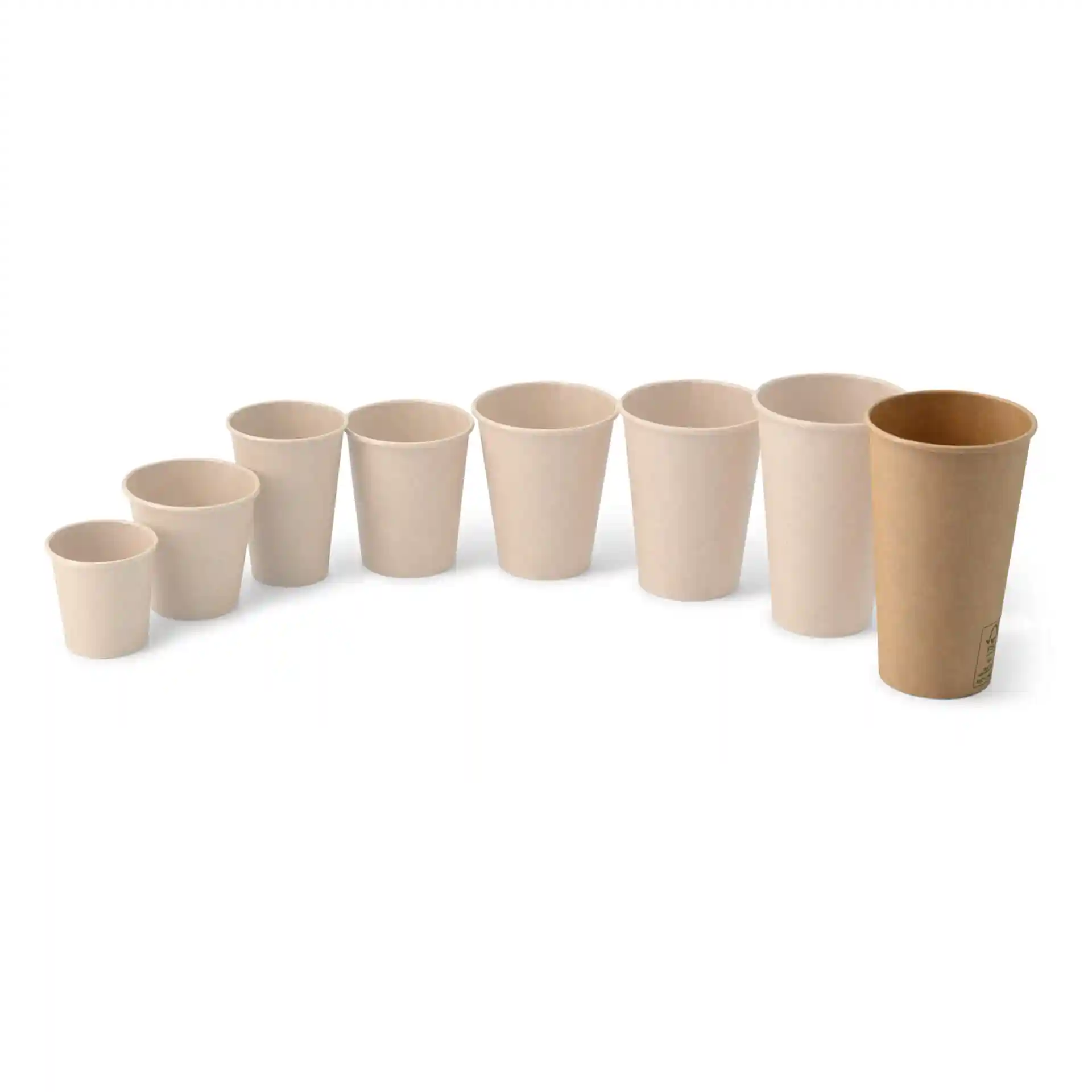 Set of paper cups in various sizes, including a brown 500 ml cup, arranged in a gradient from small to large.