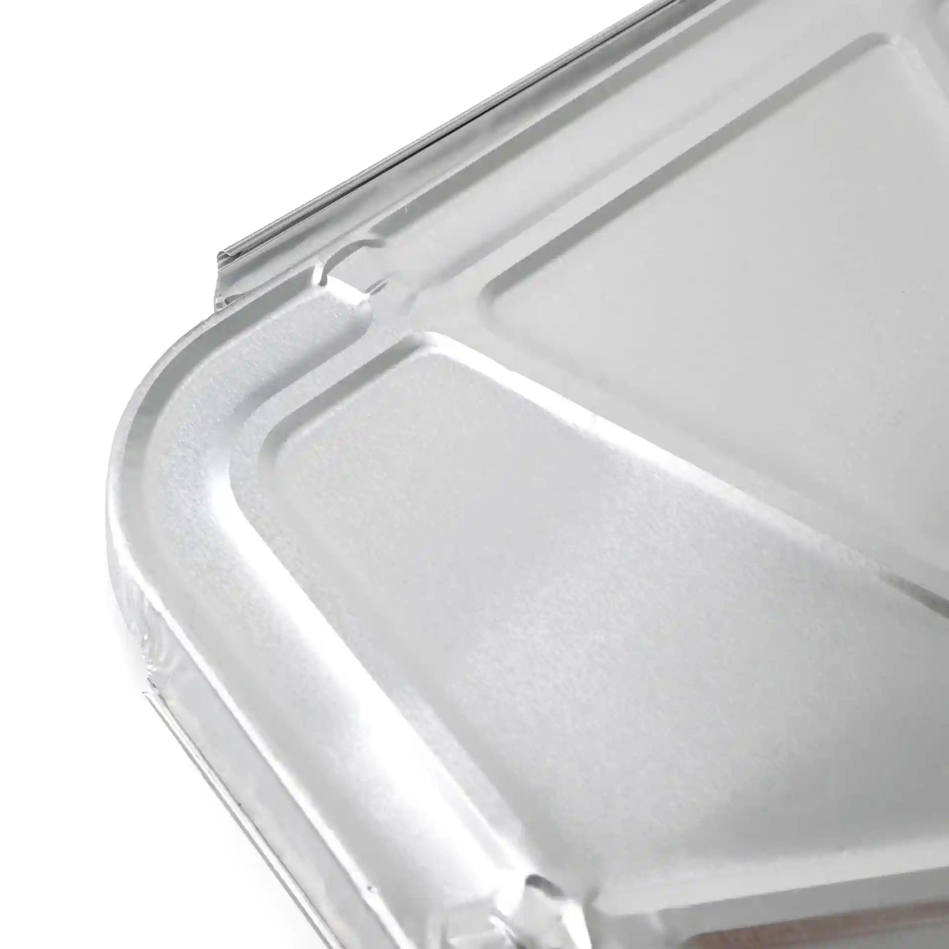 Aluminiumdeckel für ein rechteckiges Zwei-Komponenten-Mahlzeittablett, Nahaufnahme der Oberfläche und Kanten.