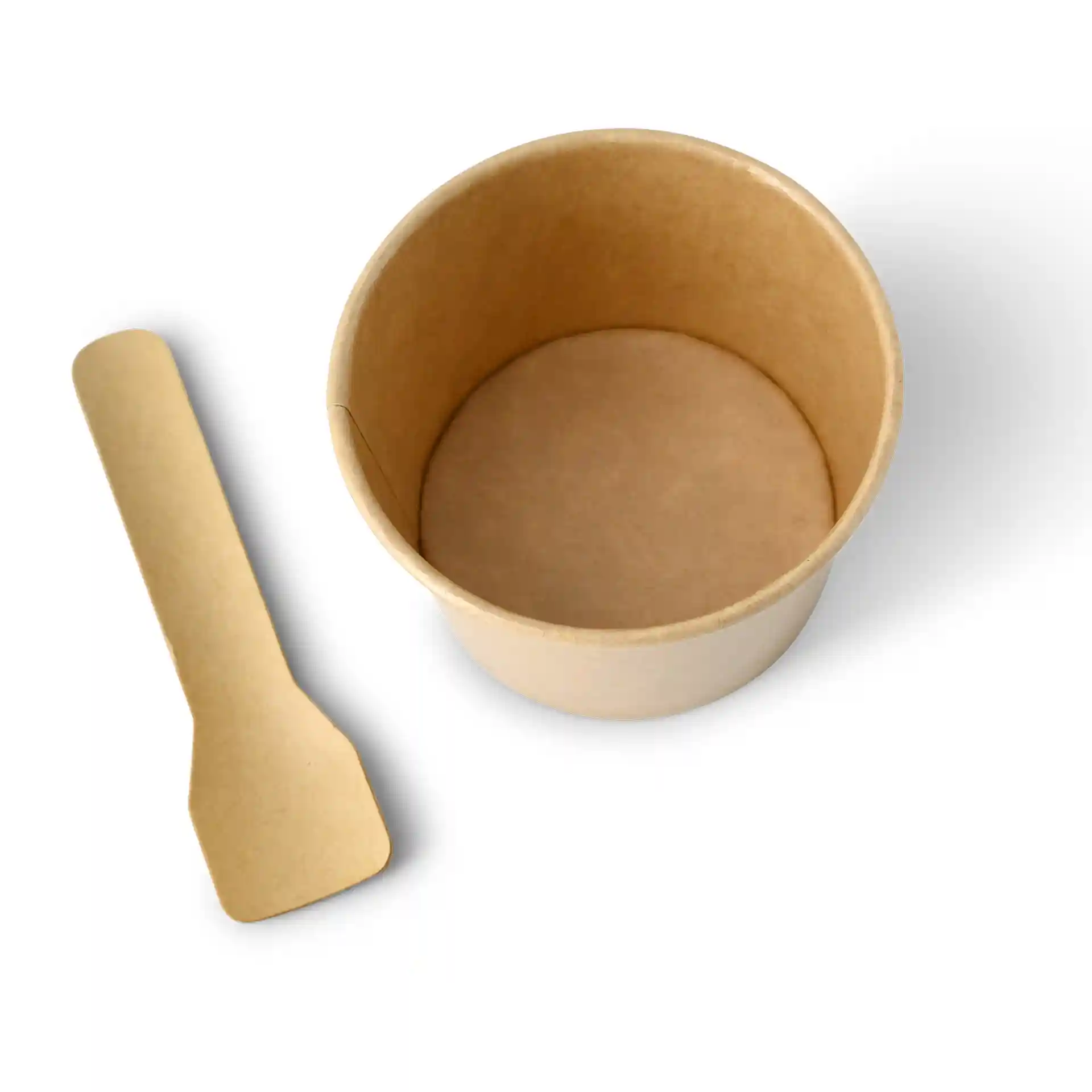 Brauner Pappbecher für Eis mit einem Durchmesser von 76 mm und einem Holzlöffel daneben.