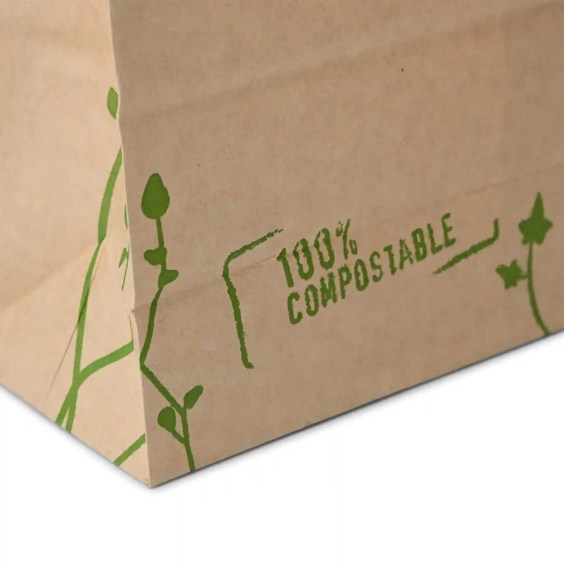 Braune Kraftpapiertüte mit grünen Pflanzendesigns und sichtbarem Etikett zur Kennzeichnung der Kompostierbarkeit.