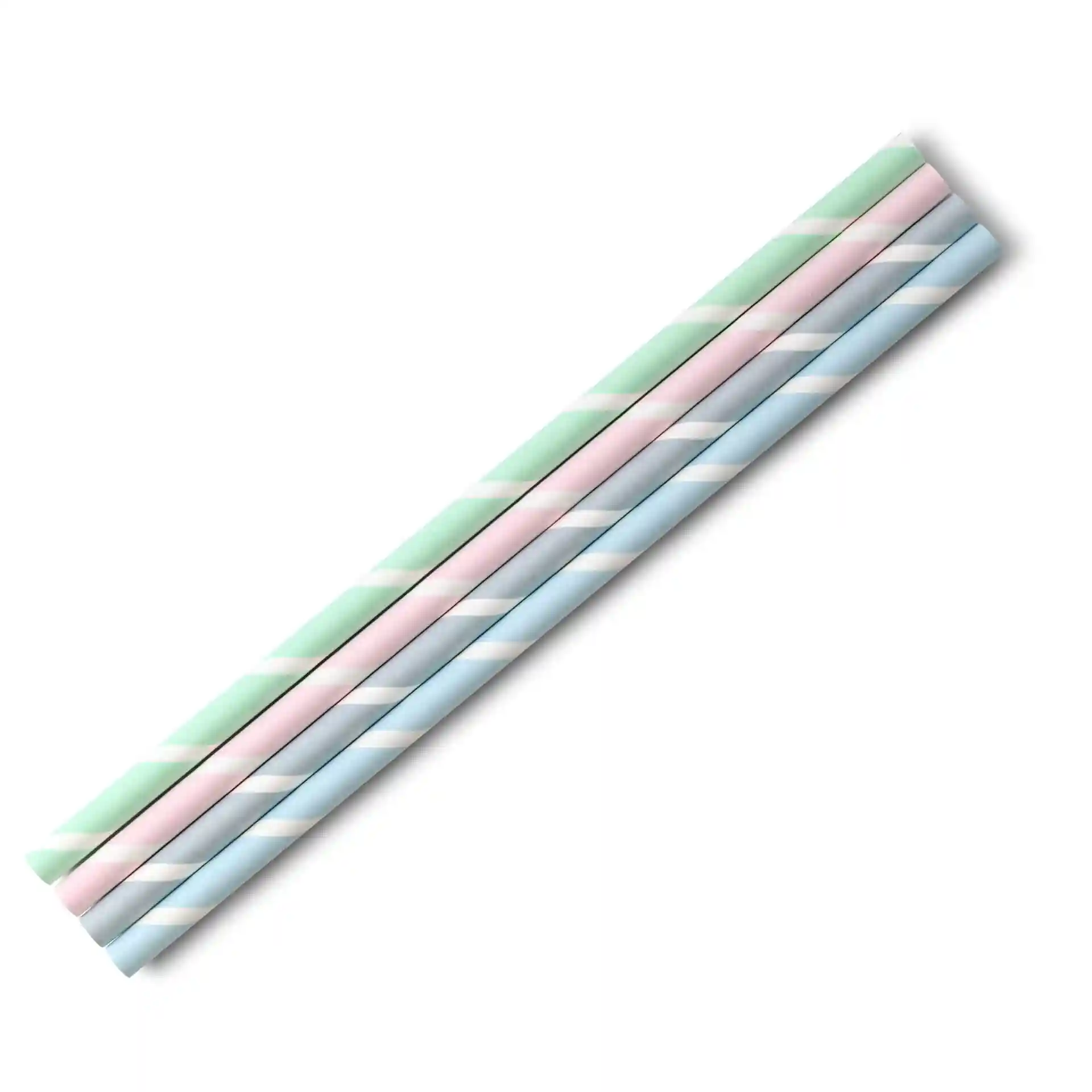 Pastellgestreifte Papier-Jumbo-Strohhalme, 23 cm lang und 0,8 cm im Durchmesser, in einer Reihe auf weißem Hintergrund.