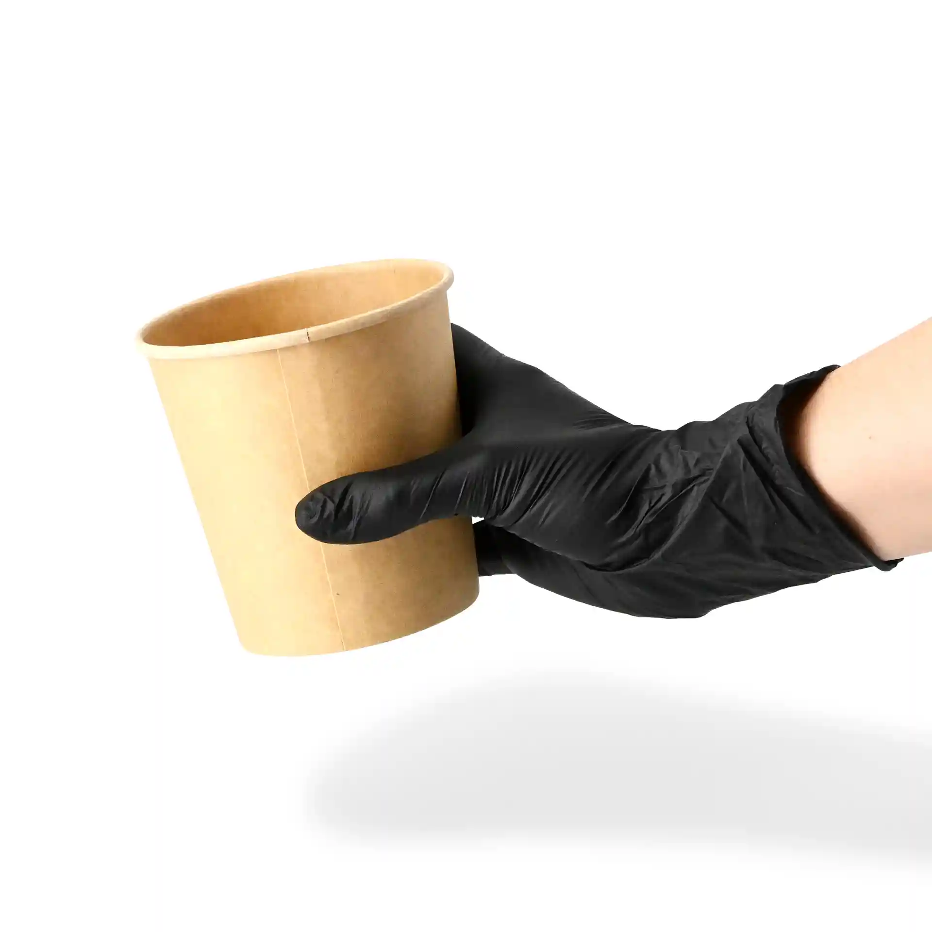 Eine Hand in einem schwarzen Nitrilhandschuh hält einen braunen Becher vor einem weißen Hintergrund.