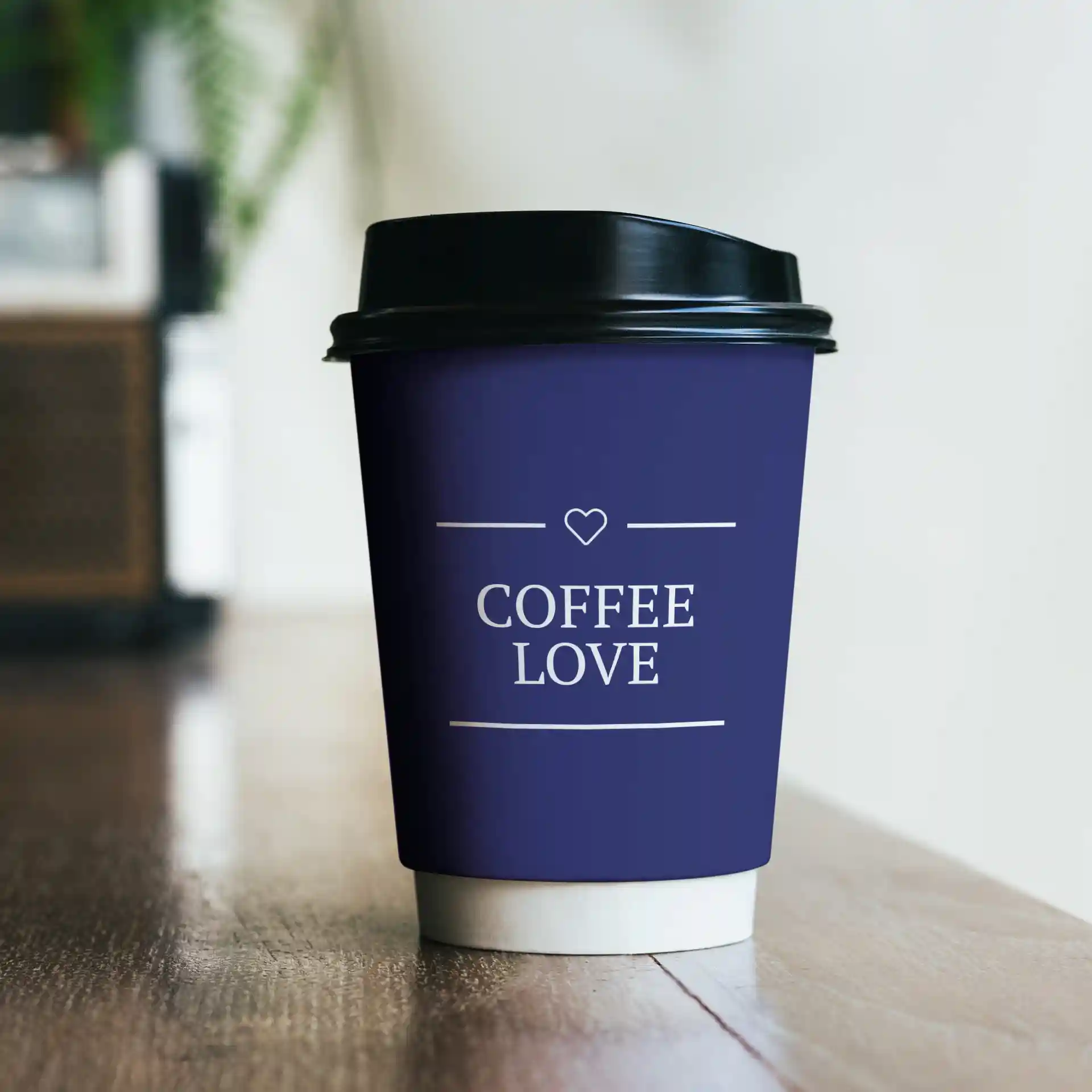 Lila Becher mit schwarzem Deckel, mit dem Design "COFFEE LOVE" in weißem Text.