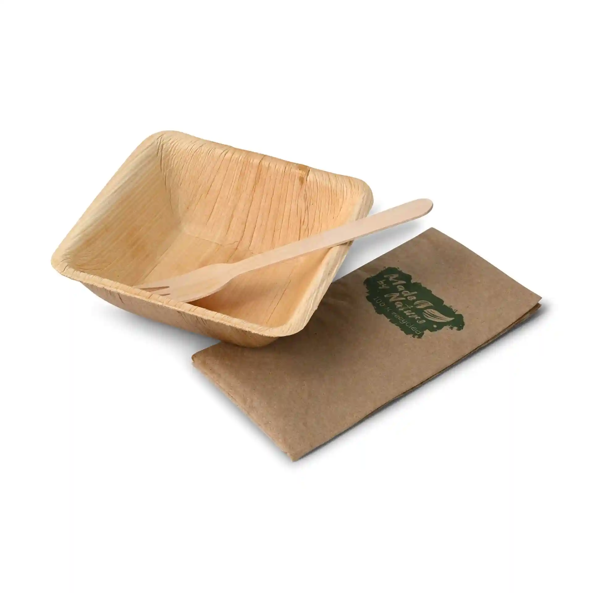 Quadratische Palmblatt-Schüssel mit einer Holzgabel und einer braunen Serviette auf weißem Hintergrund.