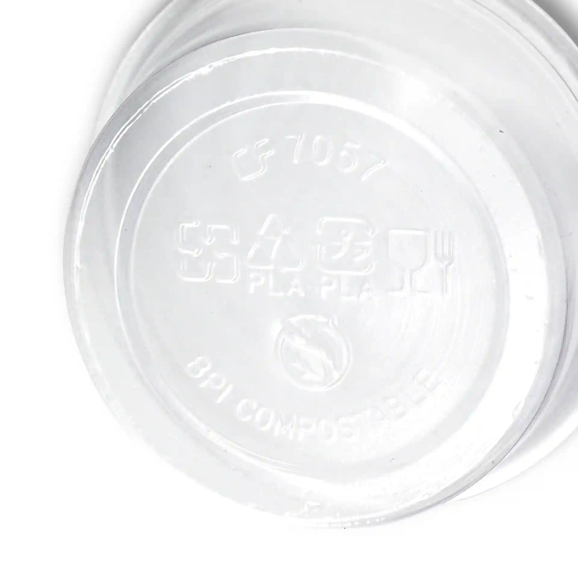 Transparenter PLA-Becher mit einem Durchmesser von 70 mm und einer Höhe von 25 mm, mit Markierungen am Boden.