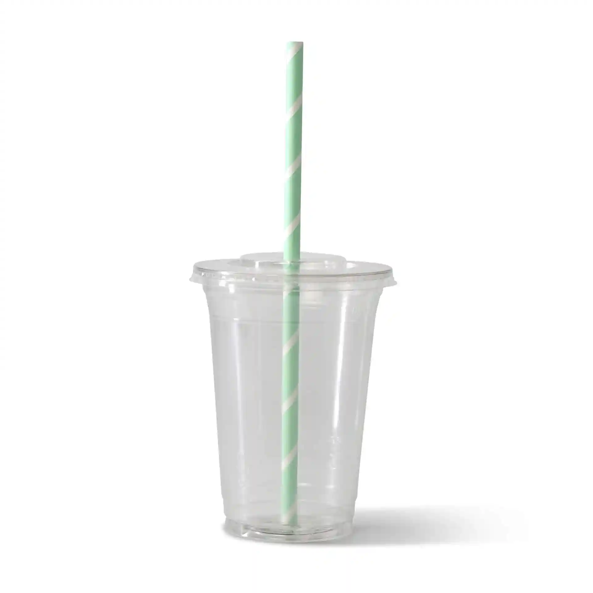 Klarer Becher mit einem pastellgestreiften Papierstrohhalm, mit Deckel und transparentem Design.
