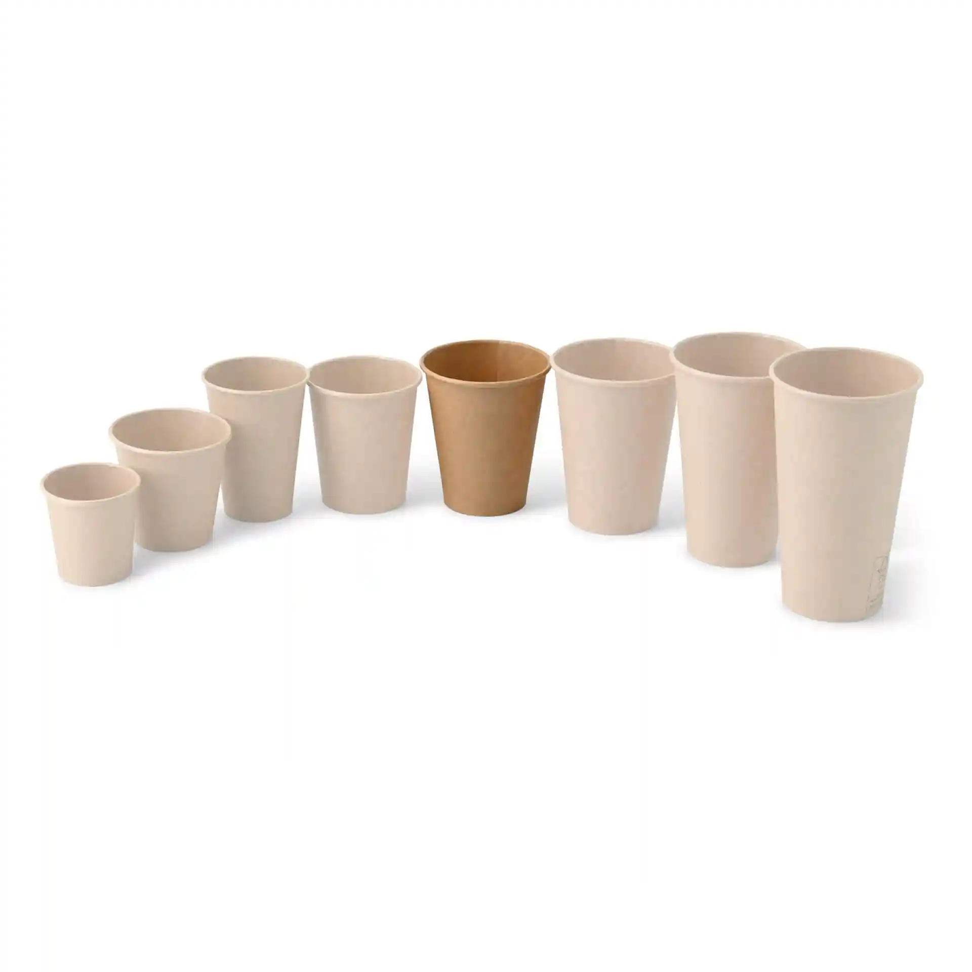 Set of paper cups in various sizes, including one brown cup, arranged in a curved line on a white background.