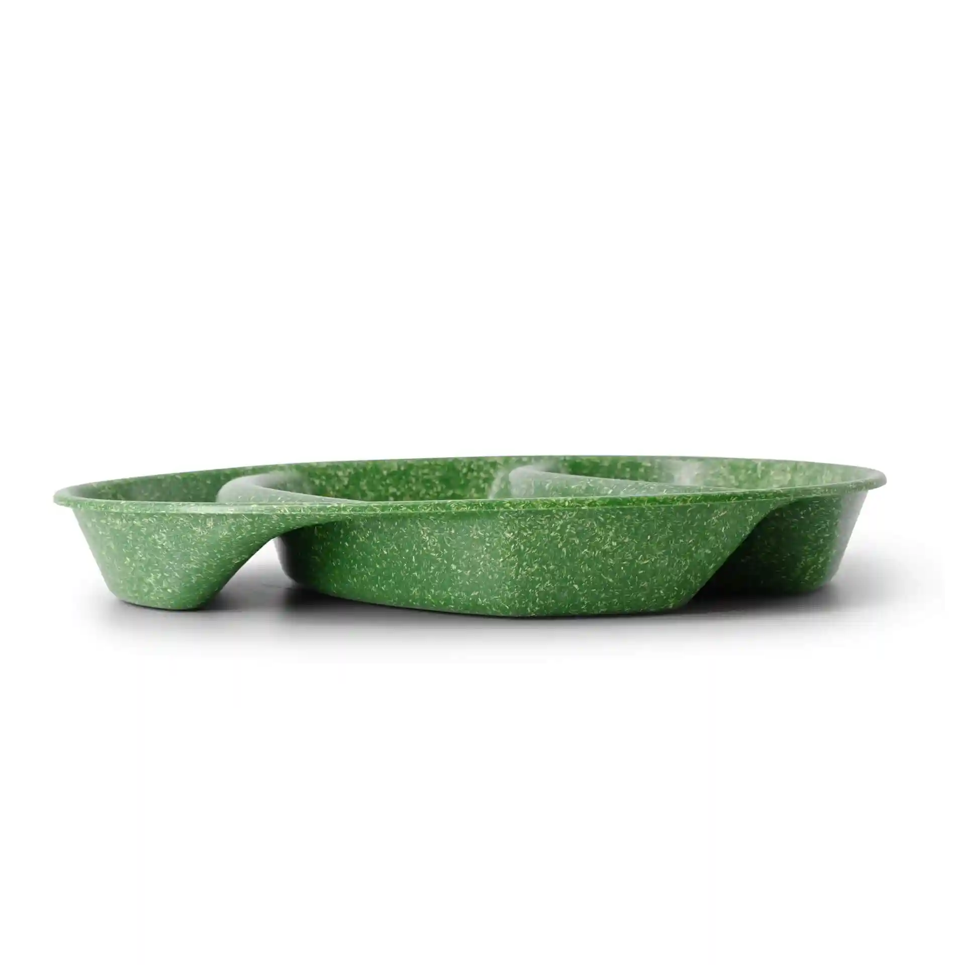 Green reusable menu plate with three compartments, teardrop shape, measuring 27.5 x 20 x 3.5 cm.