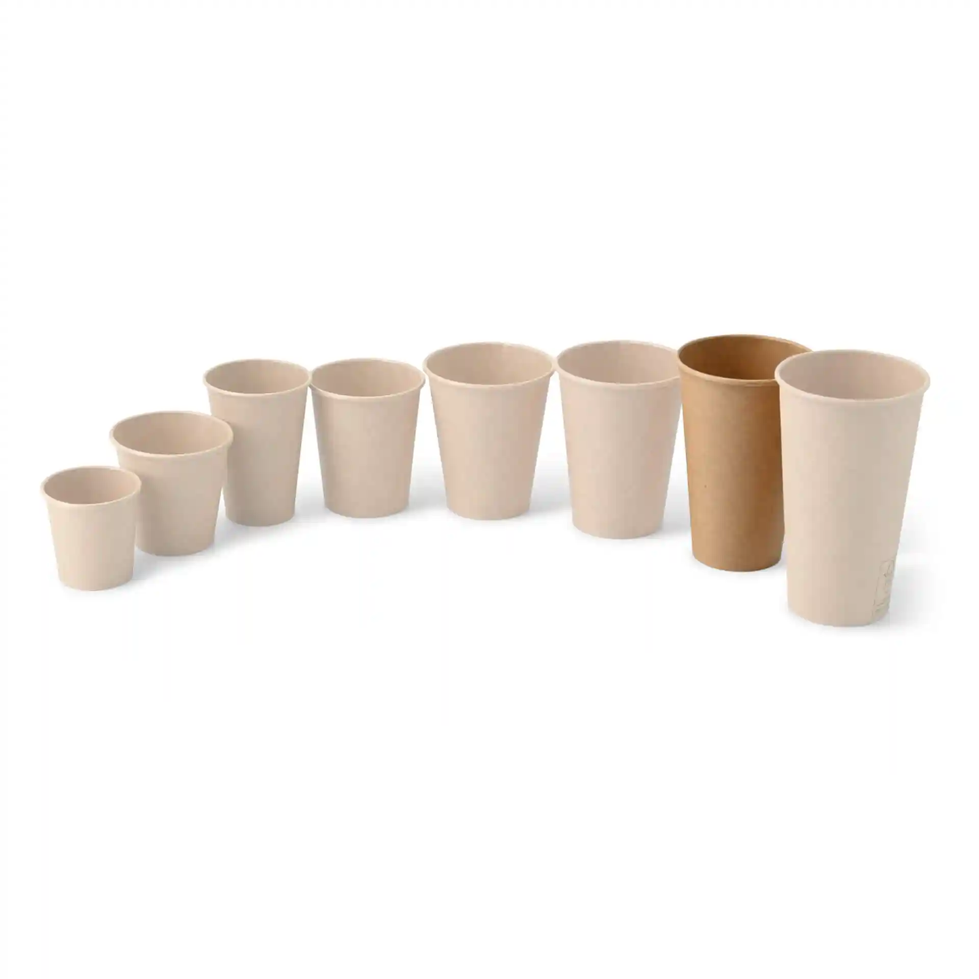Set aus acht Pappbechern in verschiedenen Größen, darunter ein brauner Becher, auf weißem Hintergrund in einer Reihe angeordnet.