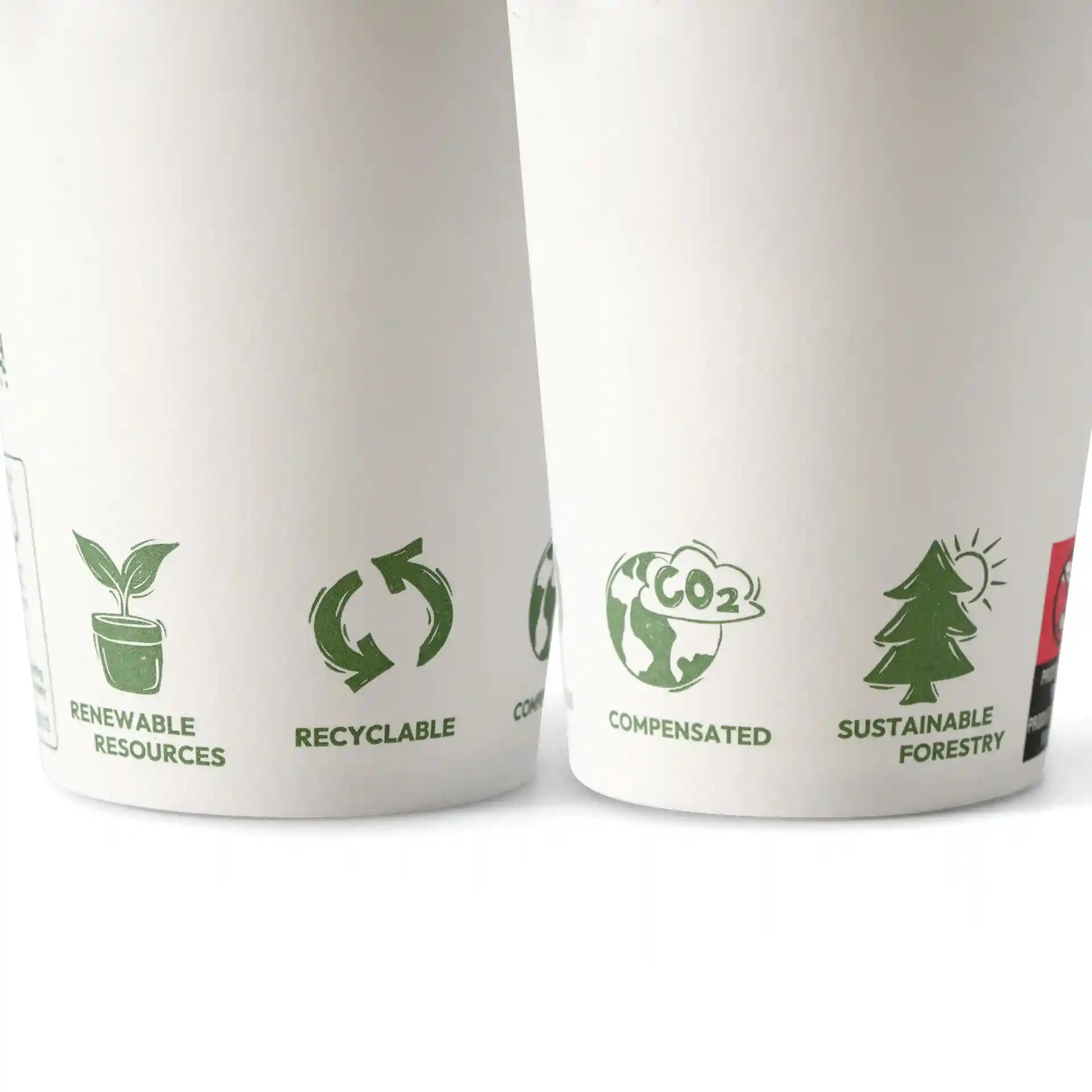 Weißer Becher mit grünen Symbolen für erneuerbare Ressourcen, recycelbar, kompensiert und nachhaltige Forstwirtschaft.