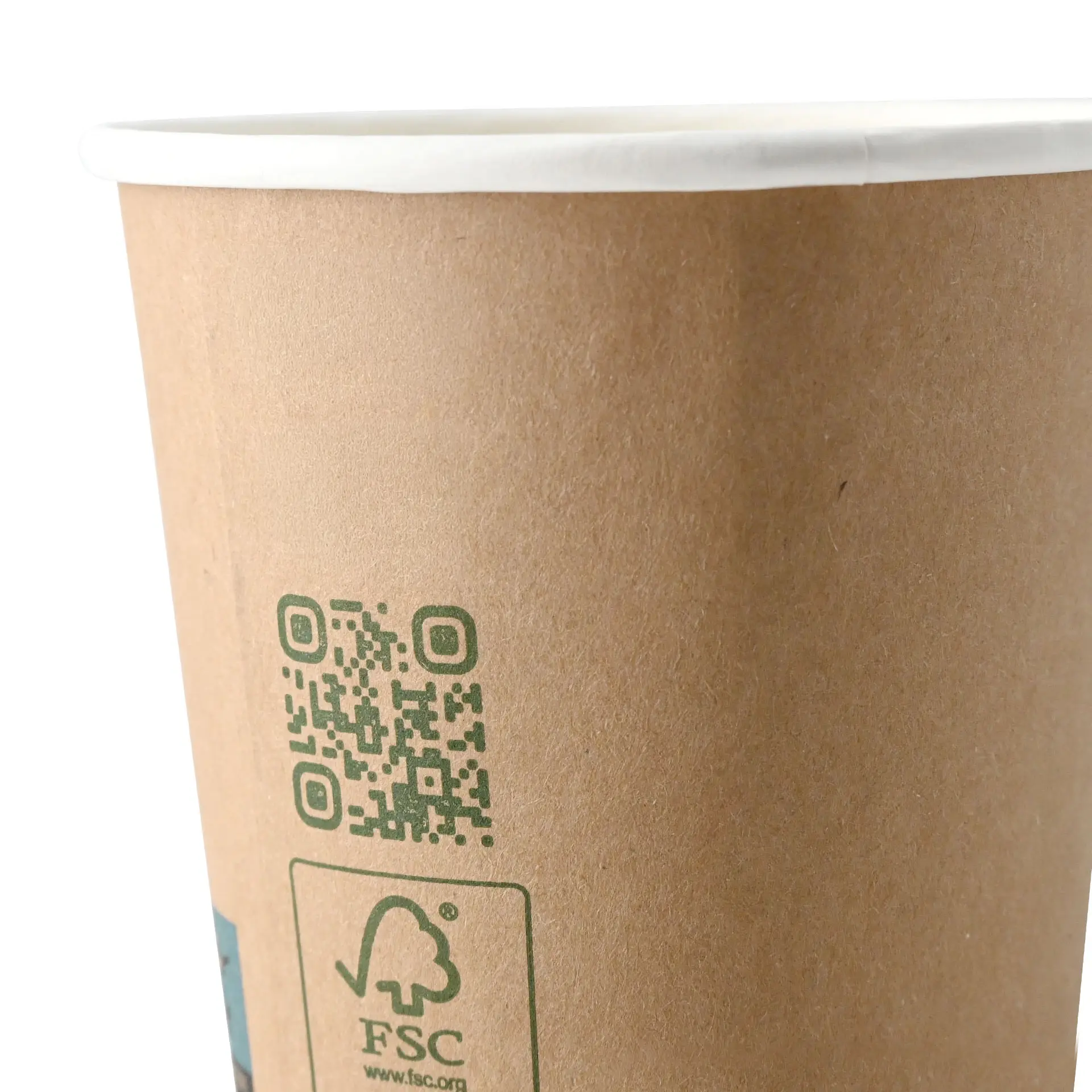 Brauner doppelwandiger Becher mit weißem Rand, mit QR-Code und grünem Symbol an der Seite.
