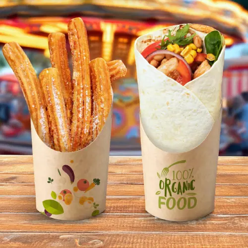 Churros in einem Pappbecher neben einem eingewickelten Lebensmittel mit dem Etikett "100 % Bio Lebensmittel" auf einer Holzoberfläche.
