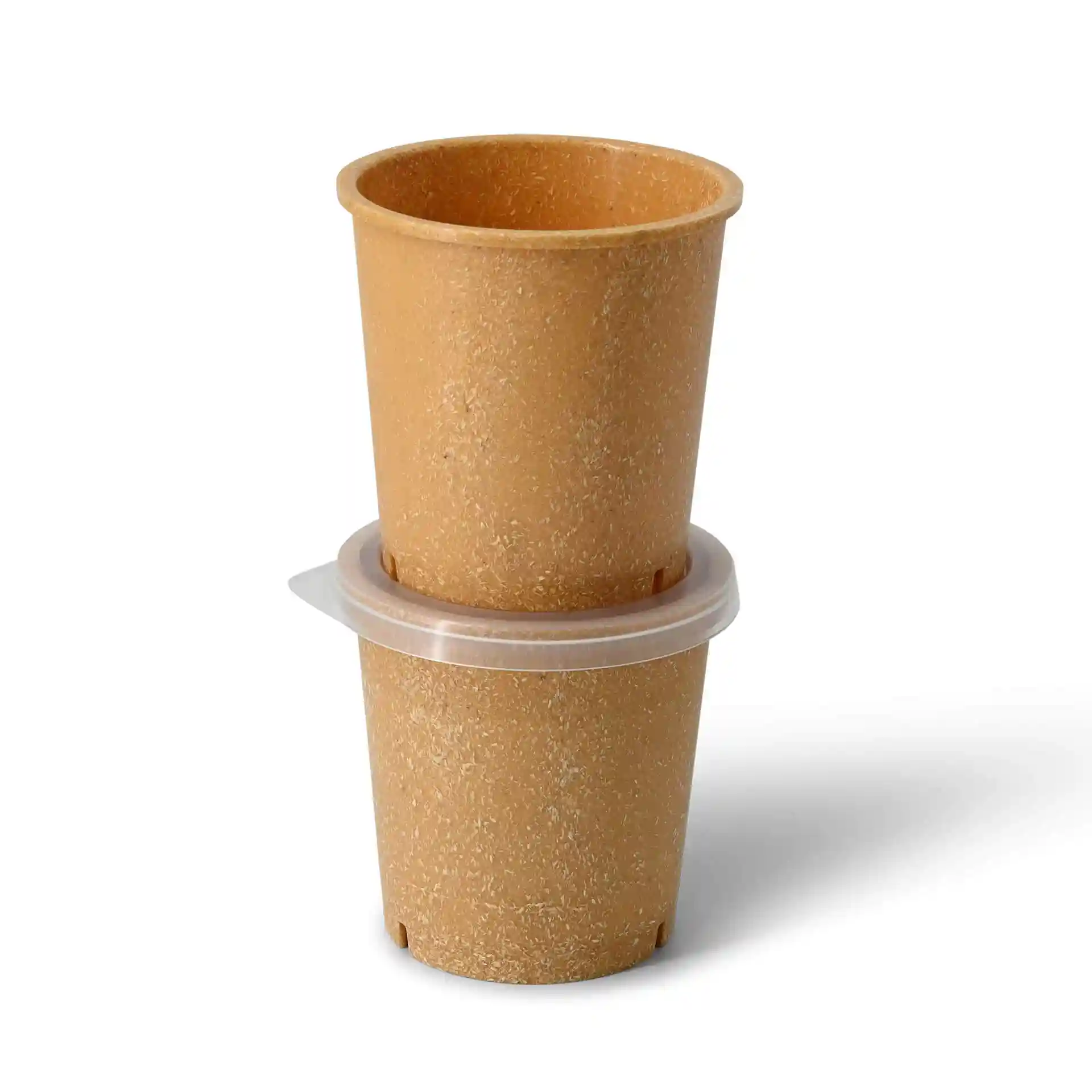 Zwei gestapelte wiederverwendbare Becher in Karamellbraun, mit einem klaren Plastikband um den unteren Becher.