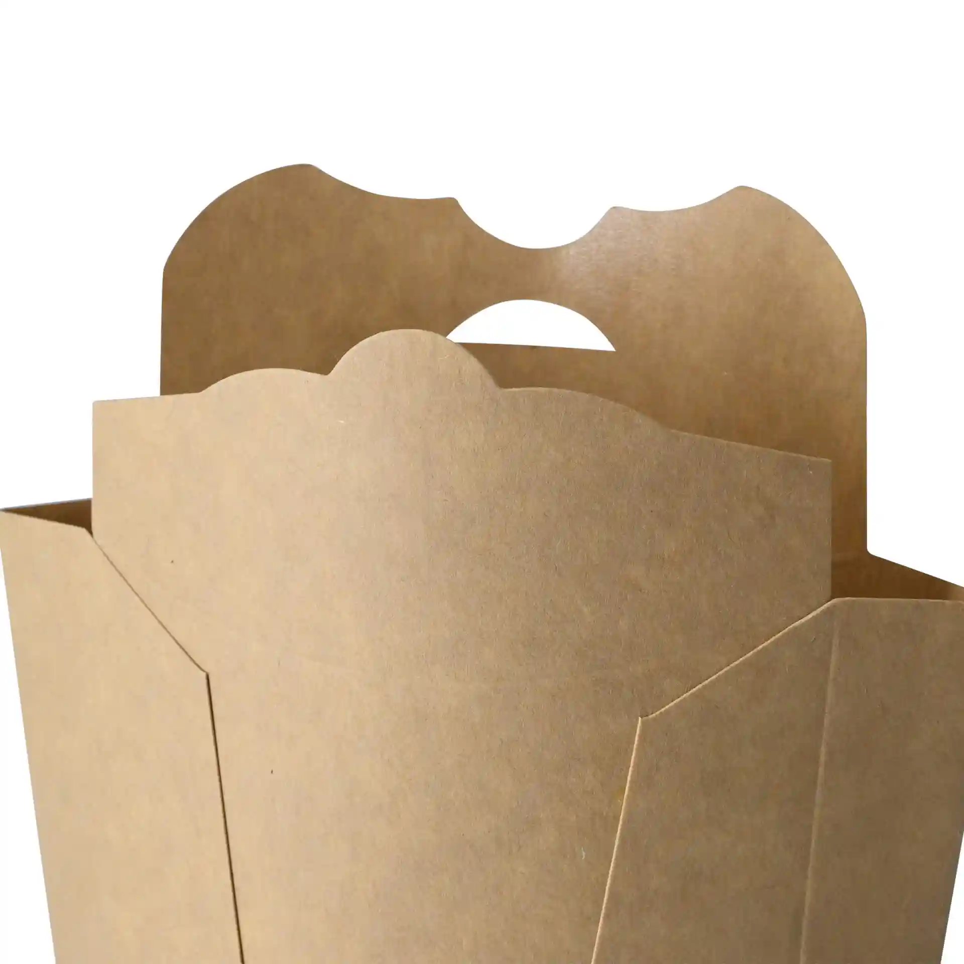 Brauner Pappchip-Schaufel mit gewelltem Rand und Grifföffnung.